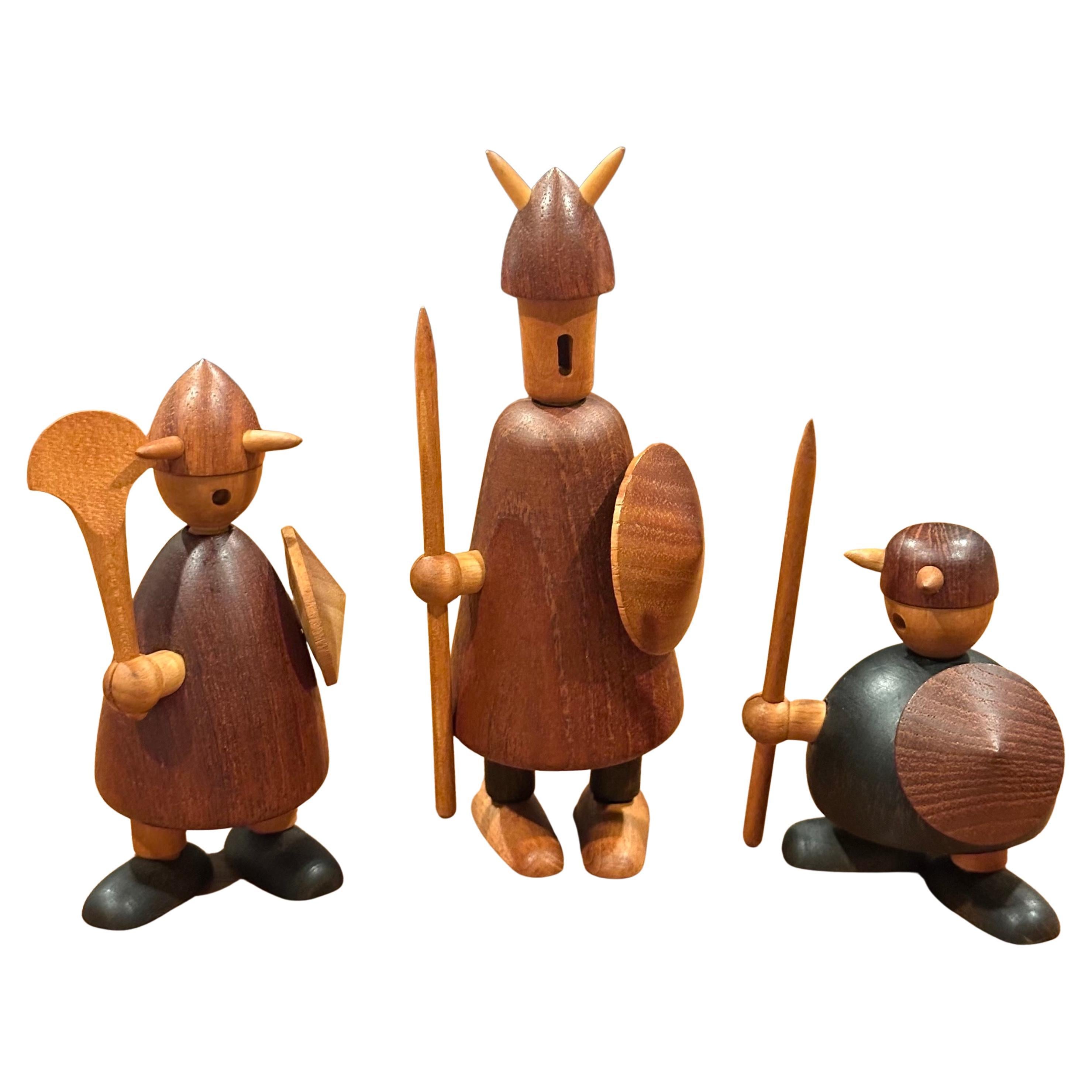 Cet ensemble sort tout droit d'une capsule temporelle des années 60 !  Ensemble de trois figurines de vikings danois du milieu du siècle dernier en bois mixte avec boîte d'origine par Jacob Jensen, vers les années 1960. Les figurines sont en