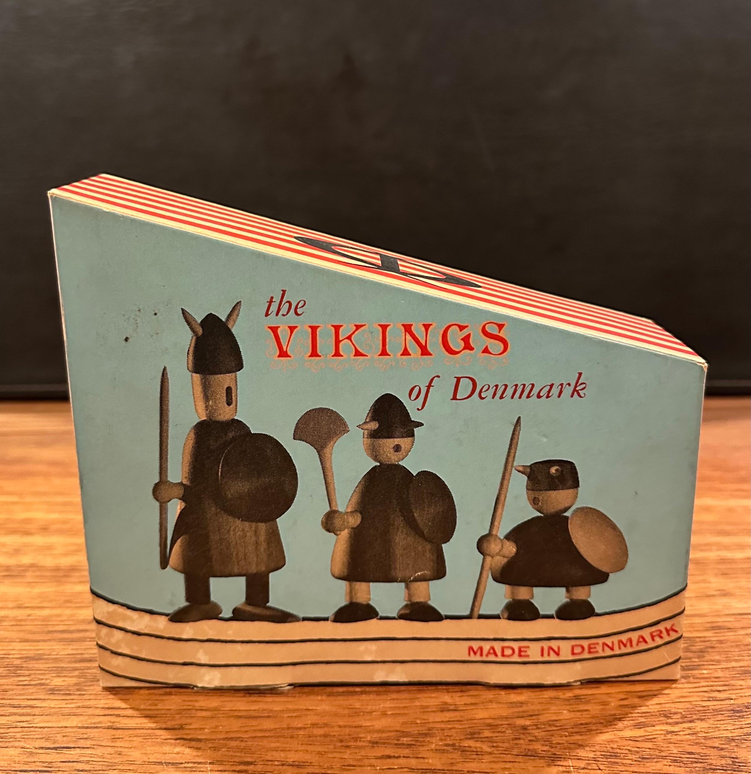 Bois Ensemble de trois figurines de Vikings danois du milieu du siècle dernier, comme neufs, avec boîte, par Jacob Jensen en vente
