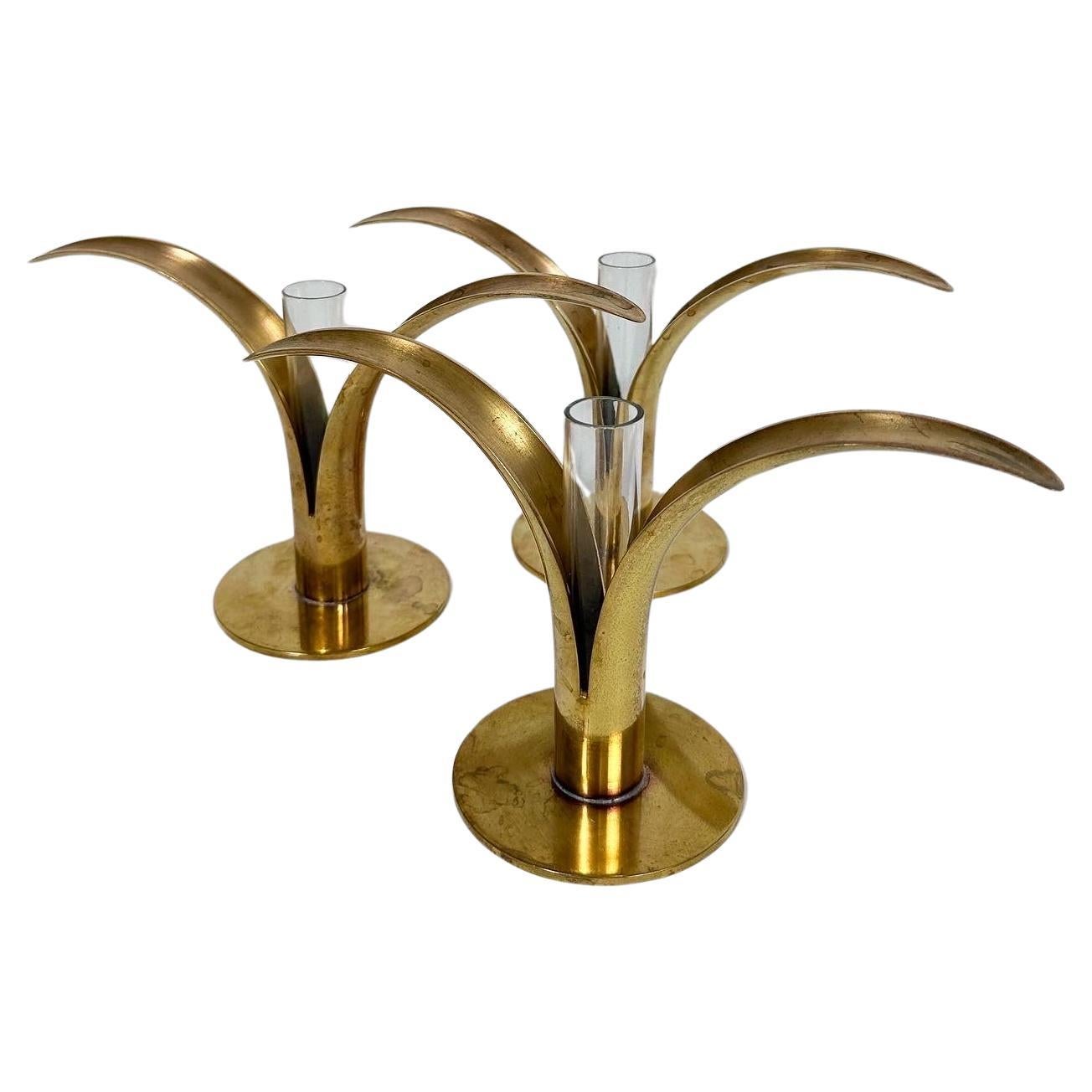 Ivar Ålenius Björk Portavelas de lirio (Liljan) con un inserto de cristal original para utilizarlo como jarrón, diseñado en 1939 para el Pabellón Escandinavo de la Exposición Universal de Nueva York de 1939.

El bastón de vela Lirio fue fabricado