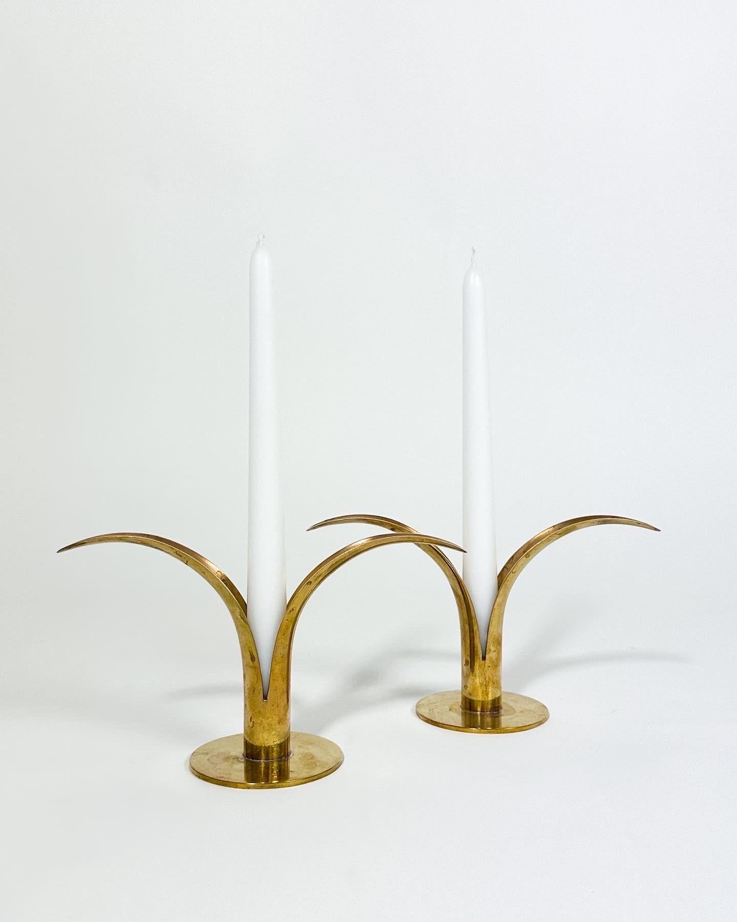 Juego de tres velas de lirio Ivar Alenius Björk para Ystad Metall Suecia Años 40 Hecho a mano en venta