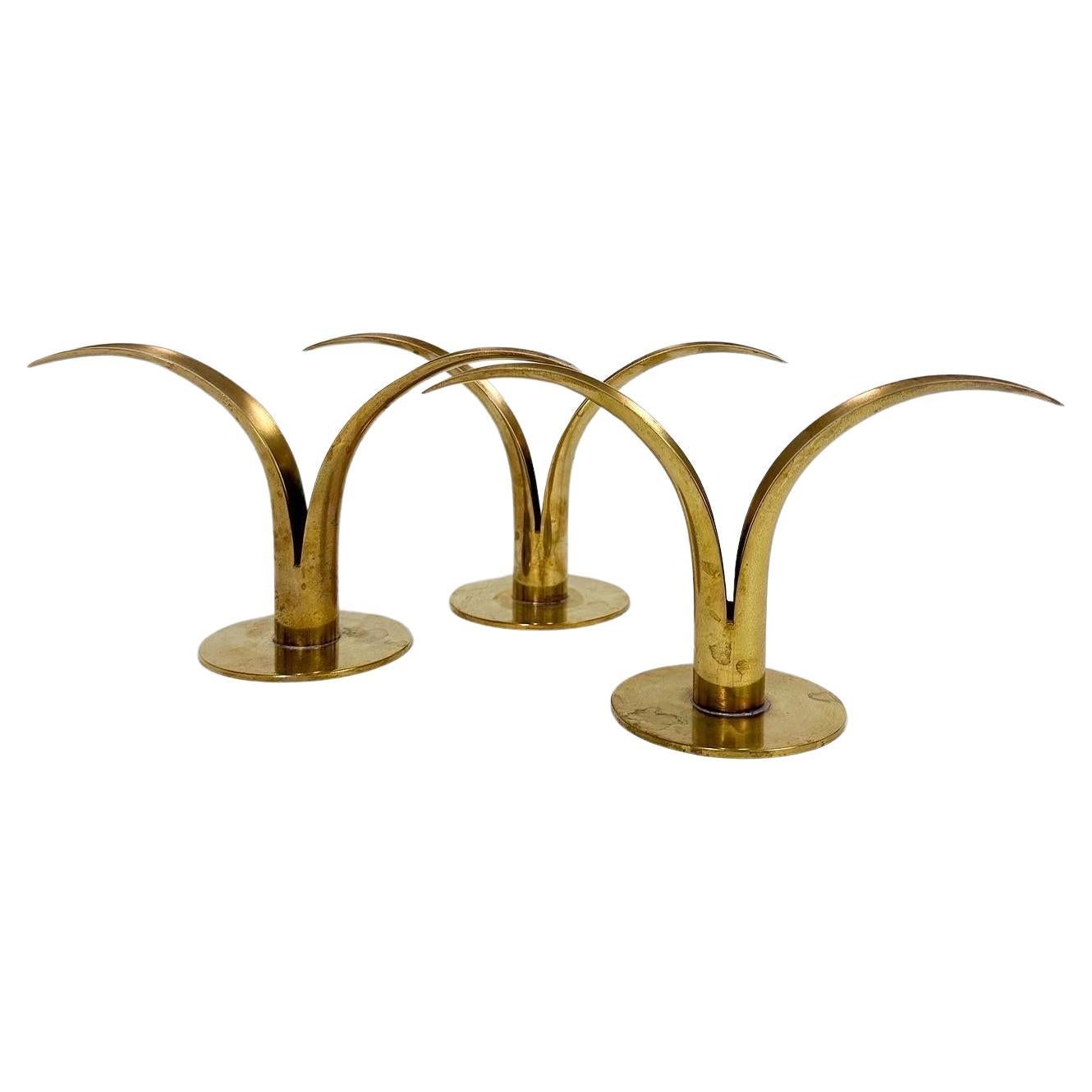 Ensemble de trois bâtons de bougie en forme de lys Ivar Alenius Björk pour Ystad-Metall Suède années 1940