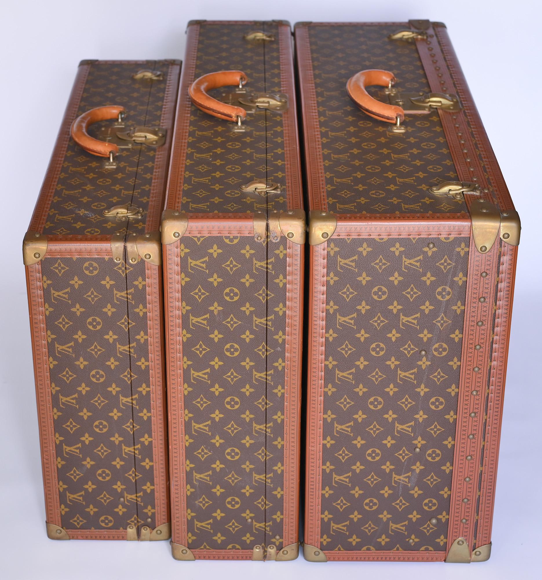 Three Louis Vuitton suitcases, Alzer 80 with removable tray, Alzer 80, Alzer 70 in wonderful, well-kept condition with original working keys
Each suitcase has a Louis Vuitton label and its serial number
906527 Alzer 80 80 cm x 17.5 cm 52.5 cm
909481