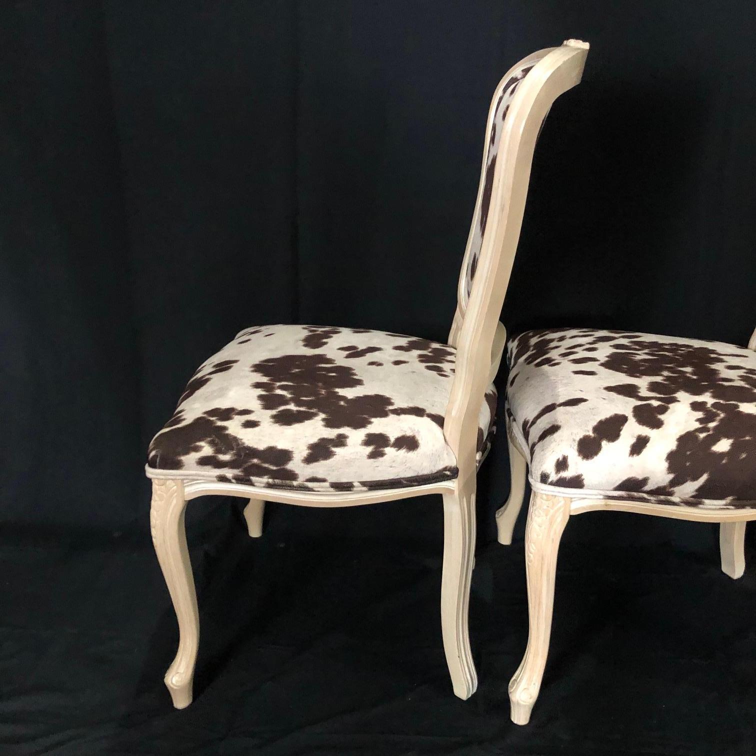 Ensemble de trois chaises de style Louis XV en bois blanchi avec tissu d'ameublement en faux cuir en vente 5