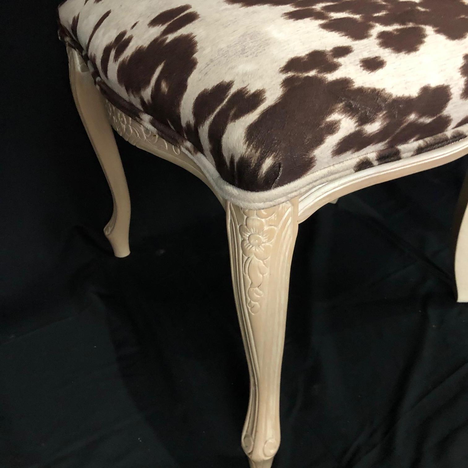 Ensemble de trois chaises de style Louis XV en bois blanchi avec tissu d'ameublement en faux cuir en vente 6