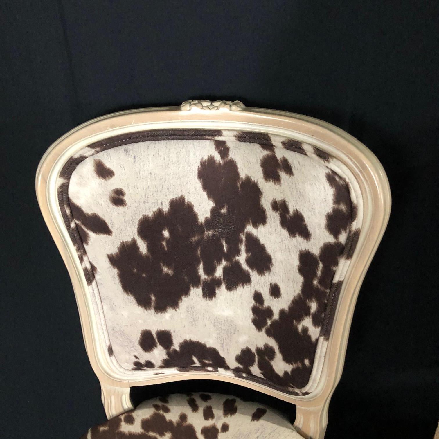 Américain Ensemble de trois chaises de style Louis XV en bois blanchi avec tissu d'ameublement en faux cuir en vente