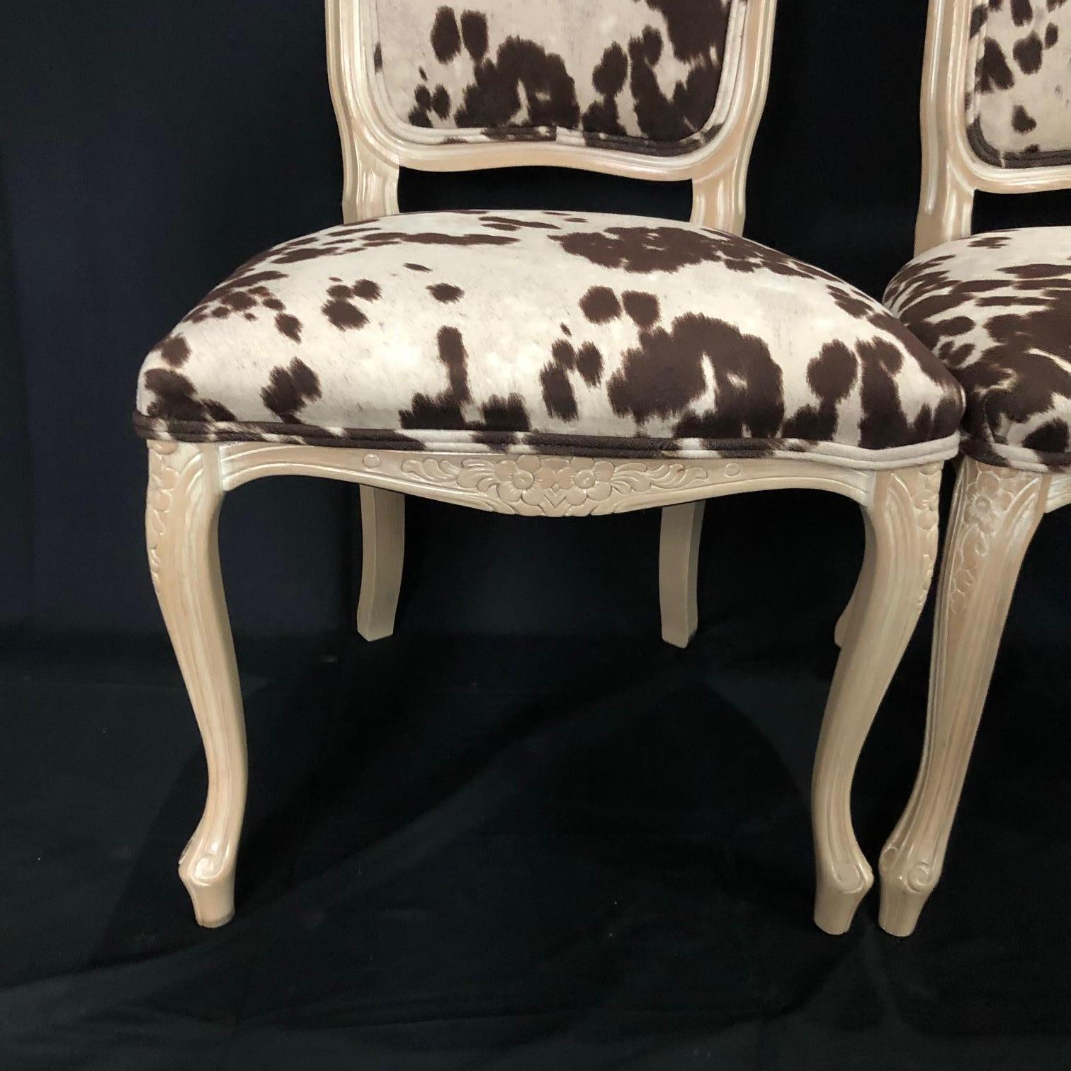 Ensemble de trois chaises de style Louis XV en bois blanchi avec tissu d'ameublement en faux cuir Bon état - En vente à Hopewell, NJ