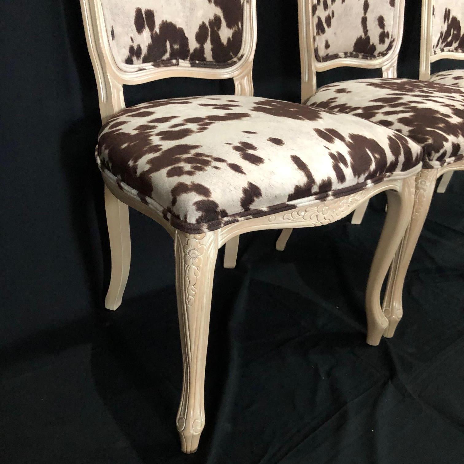 Milieu du XXe siècle Ensemble de trois chaises de style Louis XV en bois blanchi avec tissu d'ameublement en faux cuir en vente