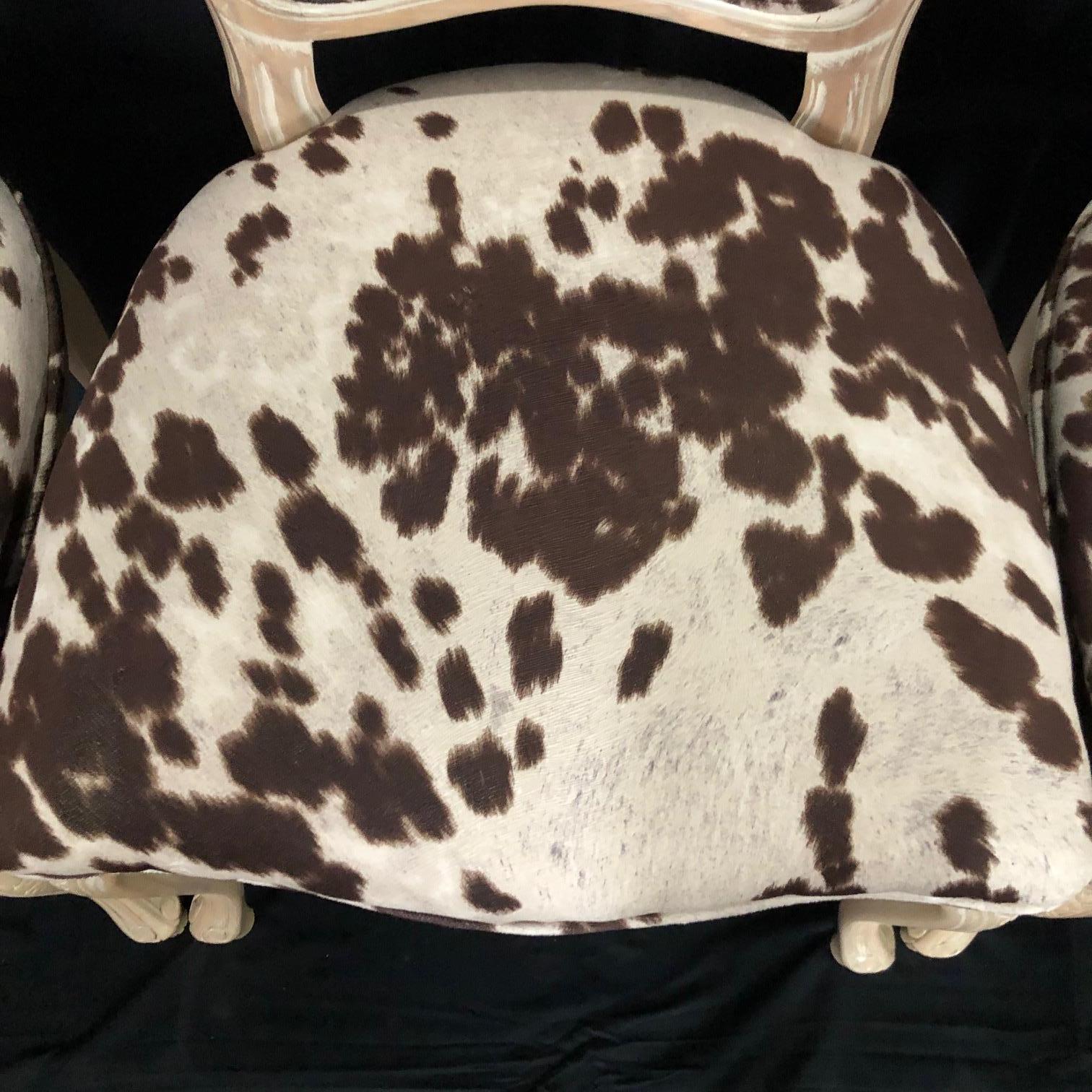 Cuir de vache Ensemble de trois chaises de style Louis XV en bois blanchi avec tissu d'ameublement en faux cuir en vente