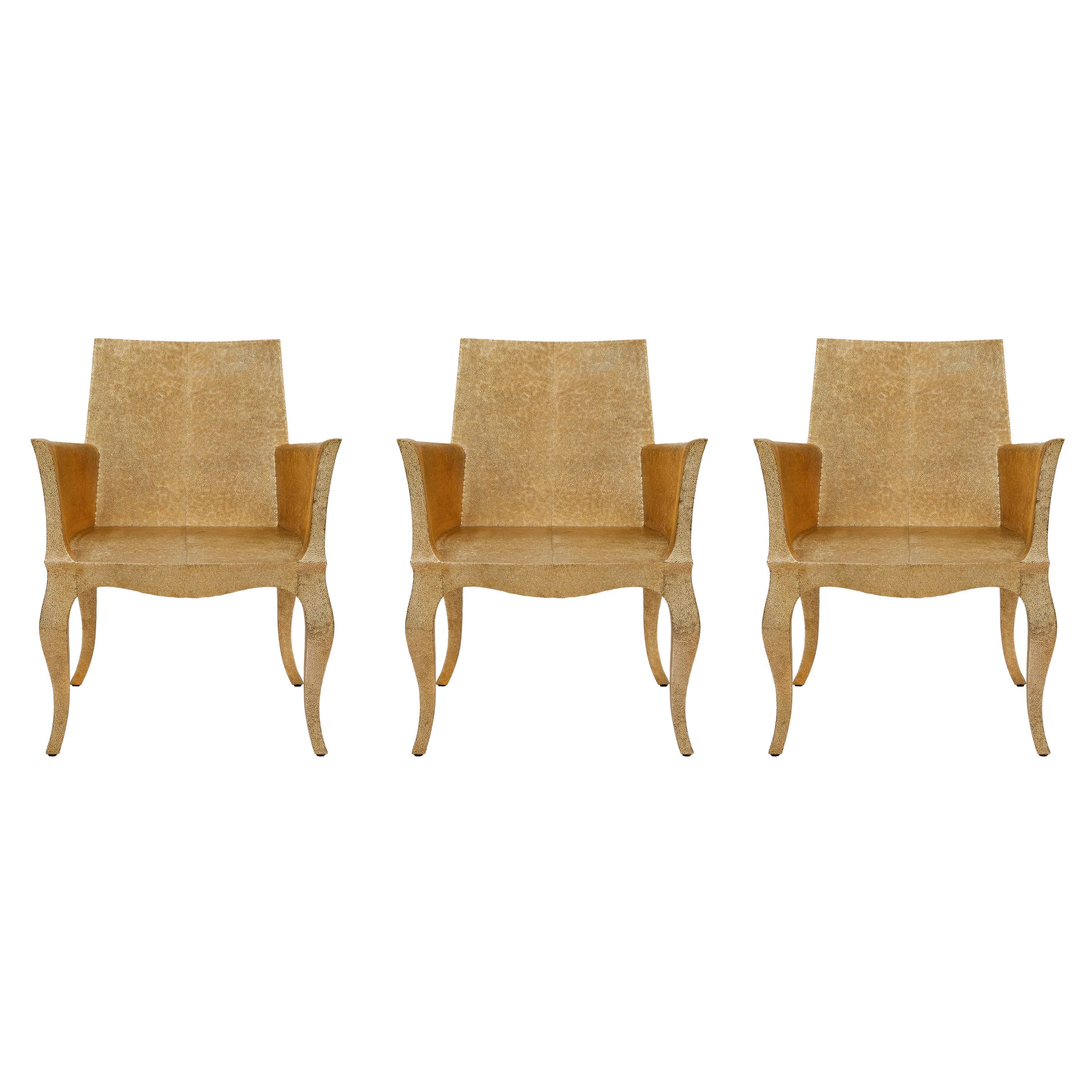 Ensemble de trois fauteuils club Louise en laiton martelé de taille moyenne sur bois par P. Mathieu en vente