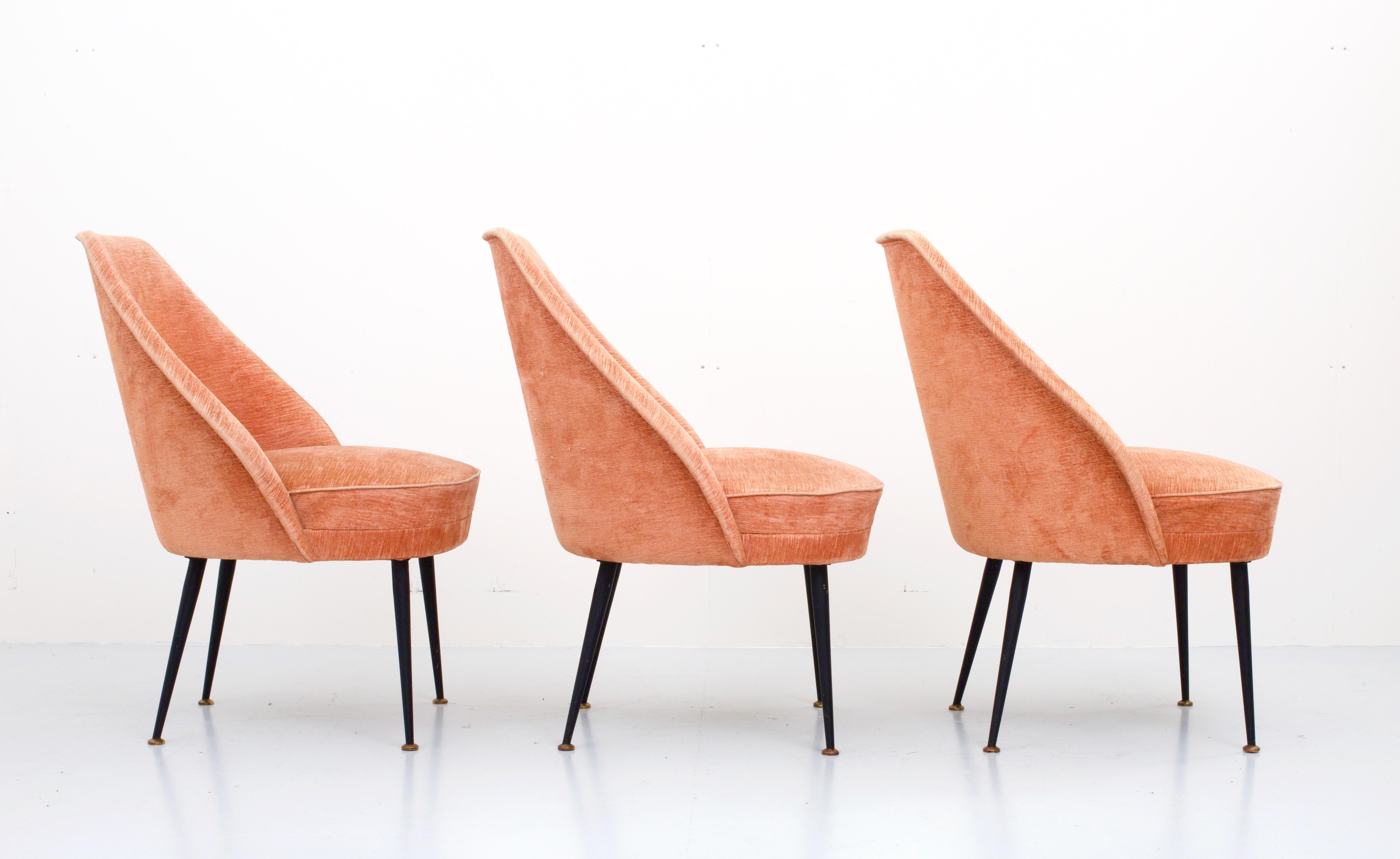 Italian Set of Three Lounge Chairs in Pink Velvet by Carlo Pagano for Arflex, Italy 1952 For Sale