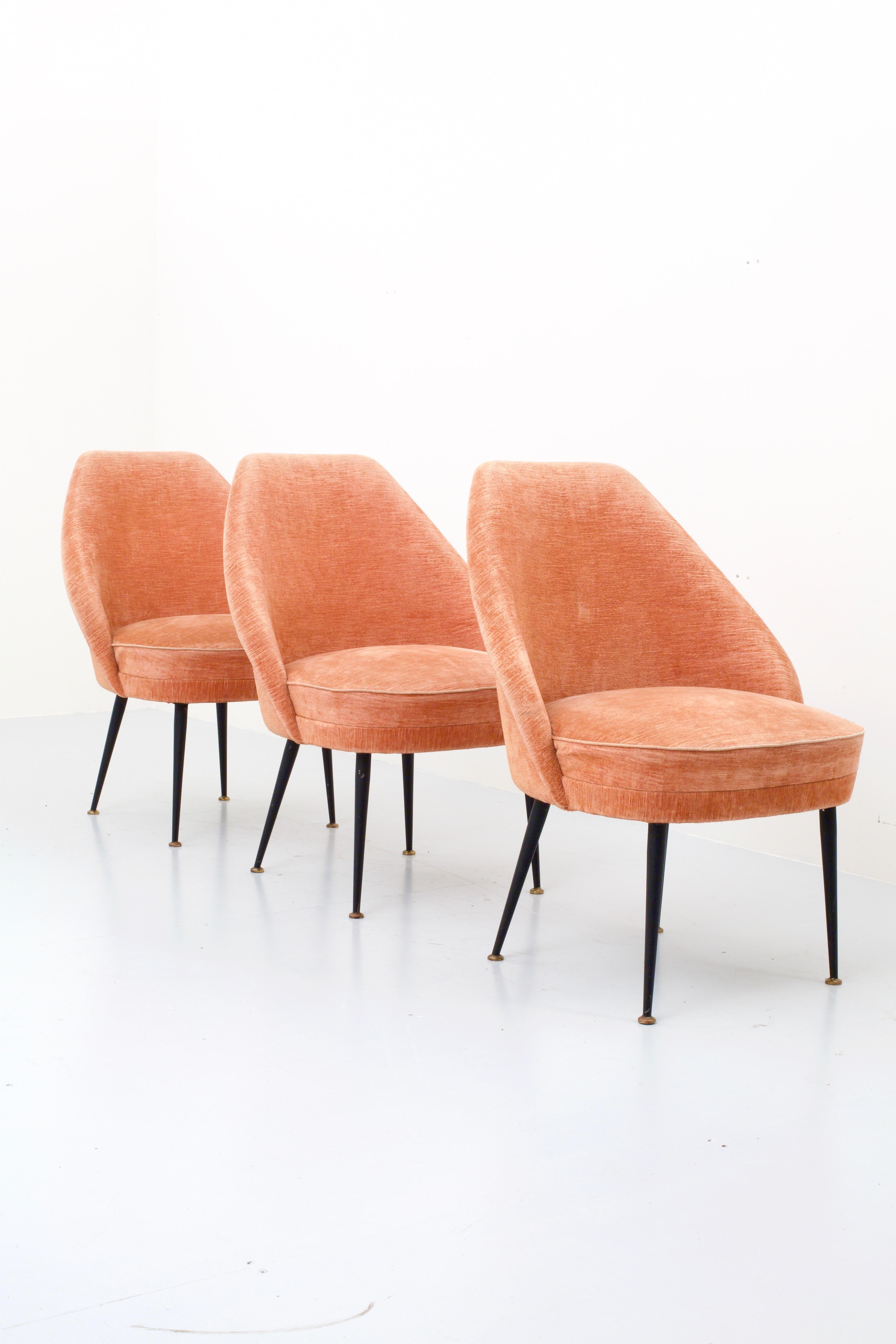 Set of Three Lounge Chairs in Pink Velvet by Carlo Pagano for Arflex, Italy 1952 In Good Condition For Sale In Uithoorn, NL