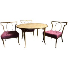 Ensemble de trois chaises basses en laiton de style Directoire avec table ronde à plateau en coquillage Capiz