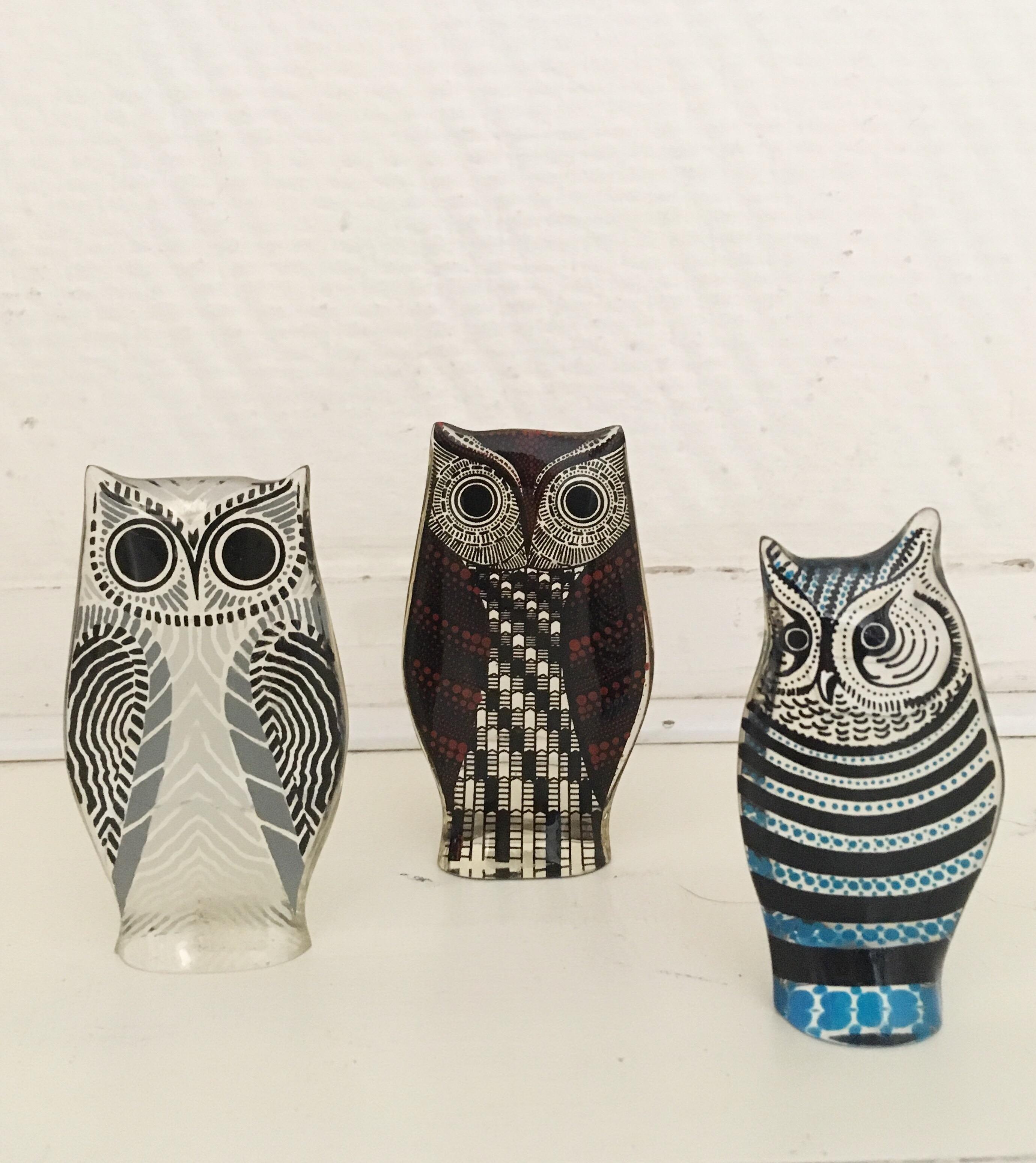 Wonderful set of three Lucite owls, designed by the Brazilian designer Abraham Palatnik, circa 1970s. NOW TEMPORARY DISCOUNT PROMO CODE AVAILABLE, SEND MESSAGE FOR MORE INFORMATION!

Measurements owls:
Red: H 9 x W 5 x D 1.7 cm
Blue: H 8 x W 4 x D 2