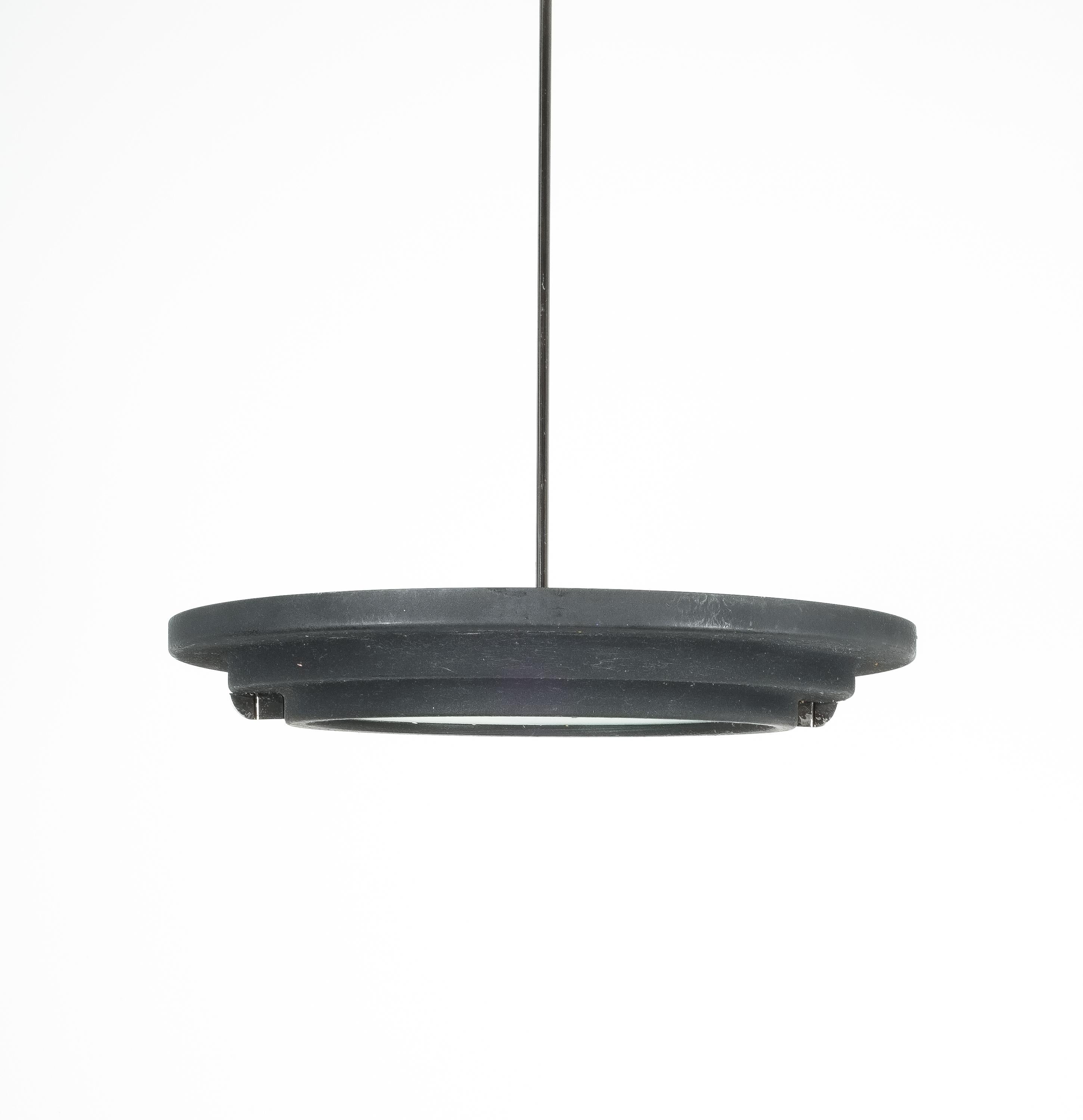 Ensemble de trois suspensions de plafond Lumi Verre satiné noir, Italie, vers 1960 en vente 2