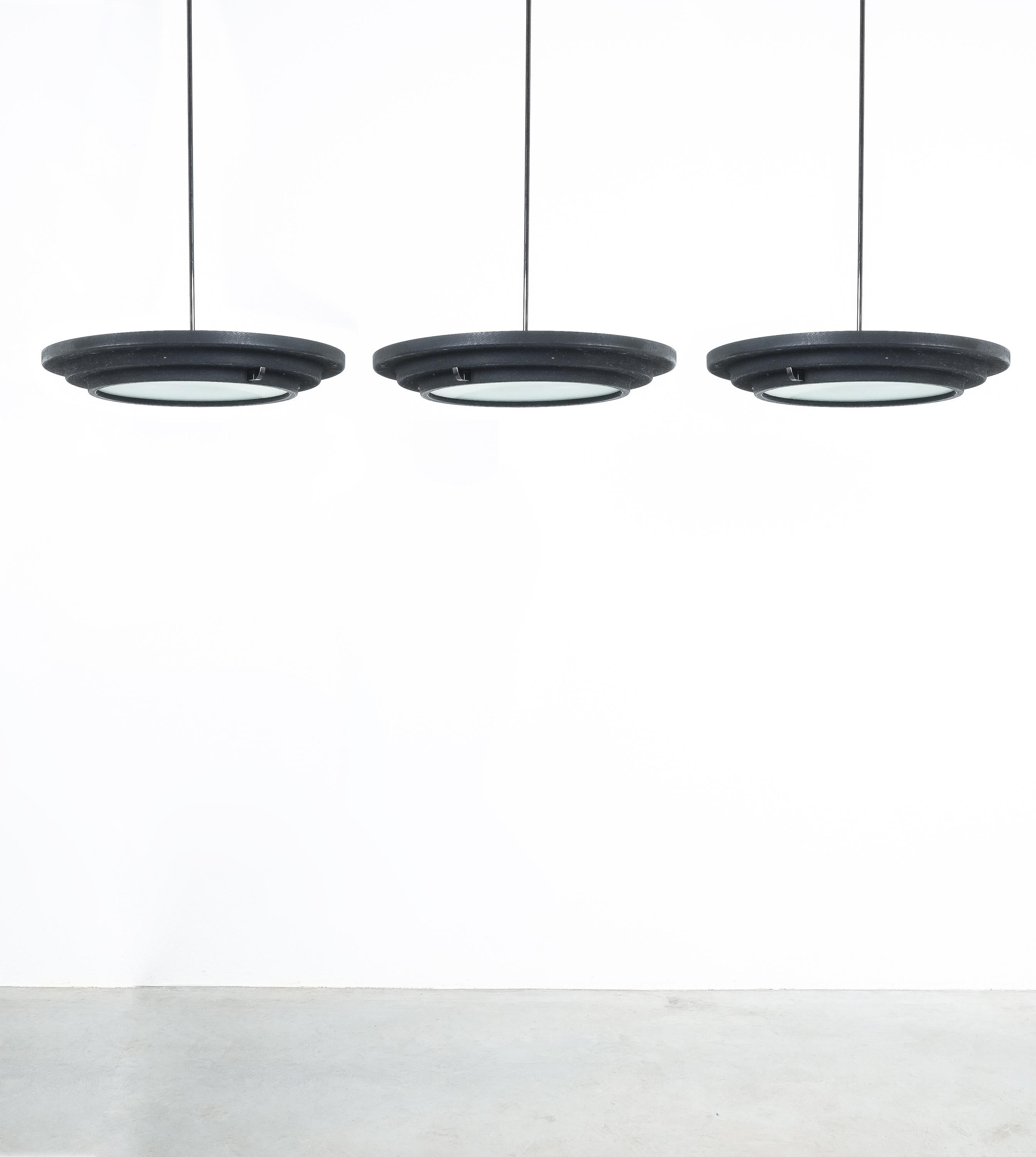 Ensemble de trois suspensions de plafond Lumi en verre satiné noir, Italie, vers 1960

Magnifique ensemble de 3 pendentifs italiens en métal noir Stilnovo Cascade d'un diamètre de 21,6
