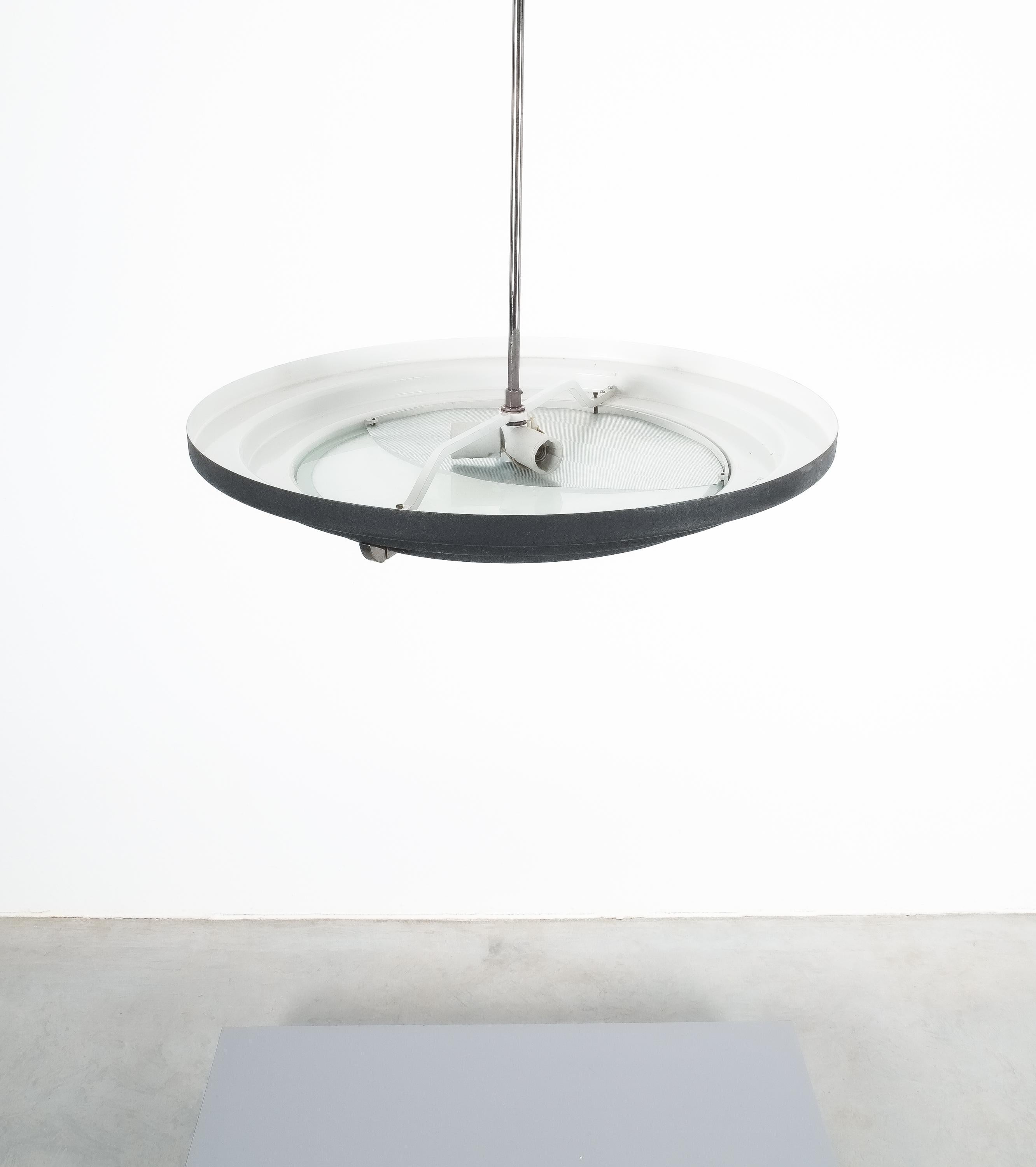 Milieu du XXe siècle Ensemble de trois suspensions de plafond Lumi Verre satiné noir, Italie, vers 1960 en vente