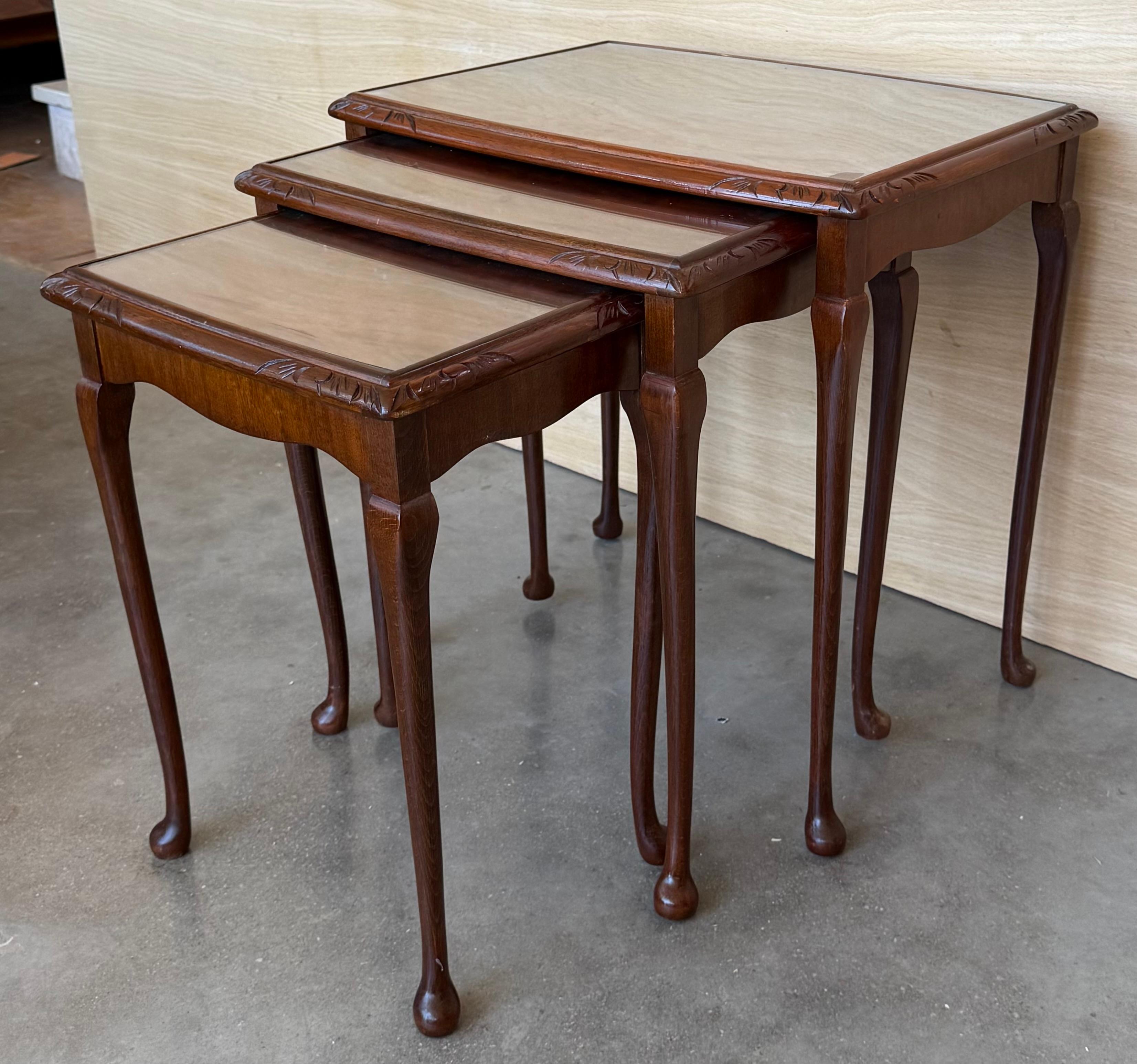 Set of Three Mahogany Nesting tables with Glass Top (Chippendale) im Angebot