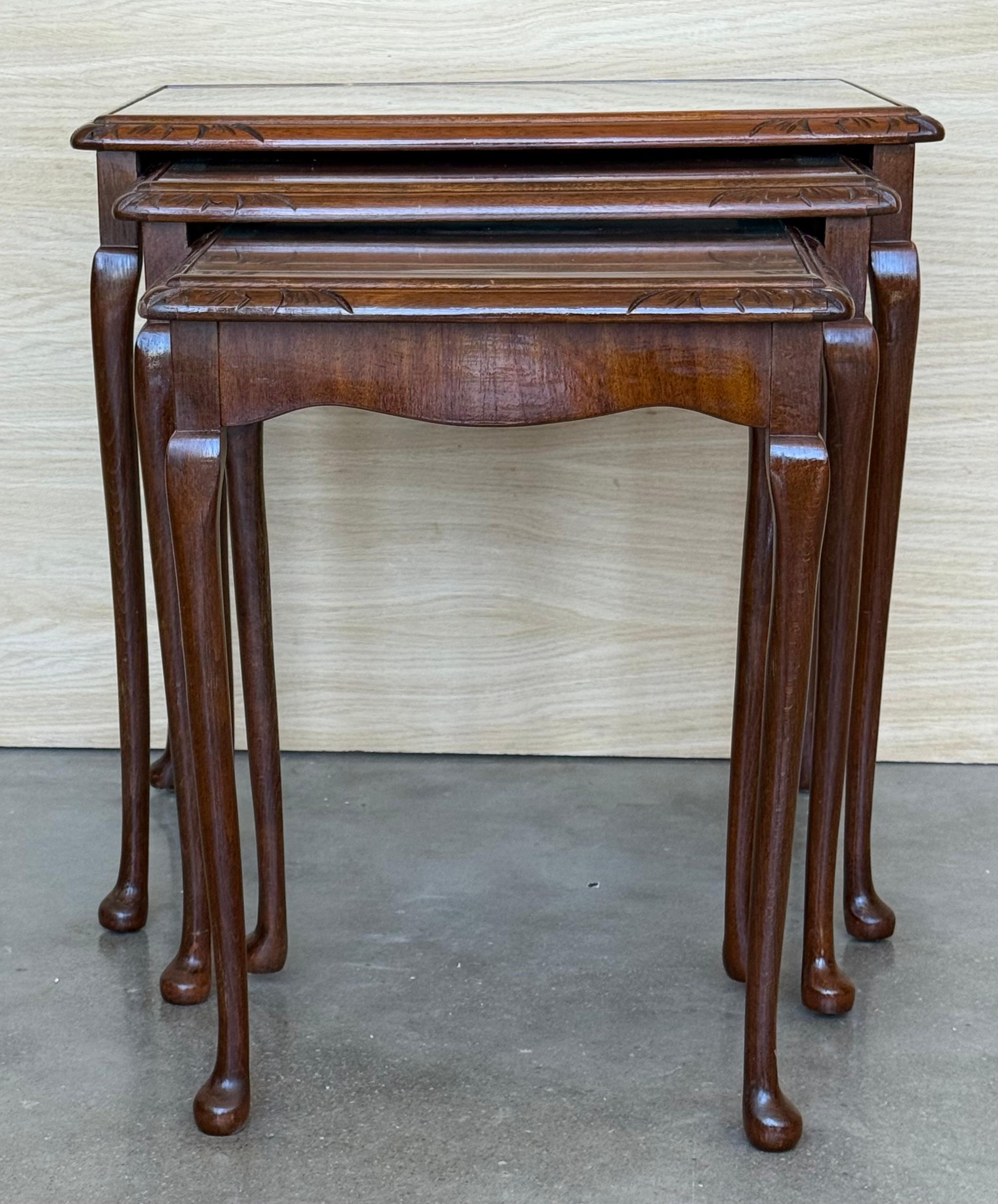 Set of Three Mahogany Nesting tables with Glass Top (Spanisch) im Angebot