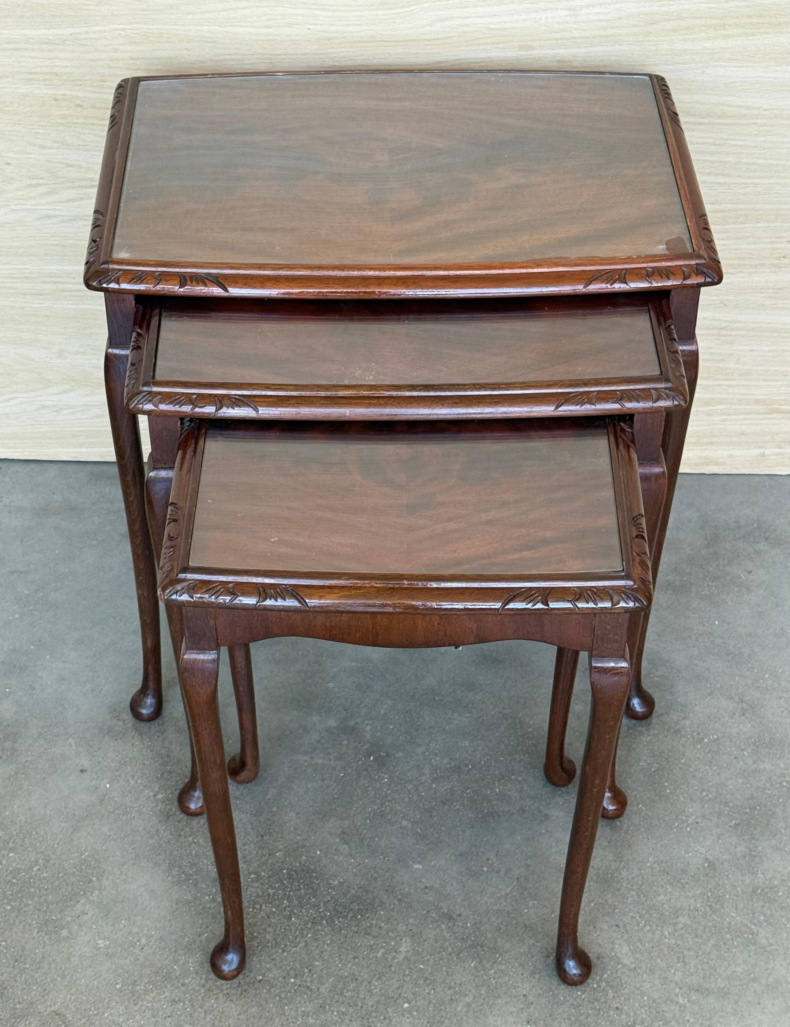 Set of Three Mahogany Nesting tables with Glass Top im Zustand „Gut“ im Angebot in Miami, FL