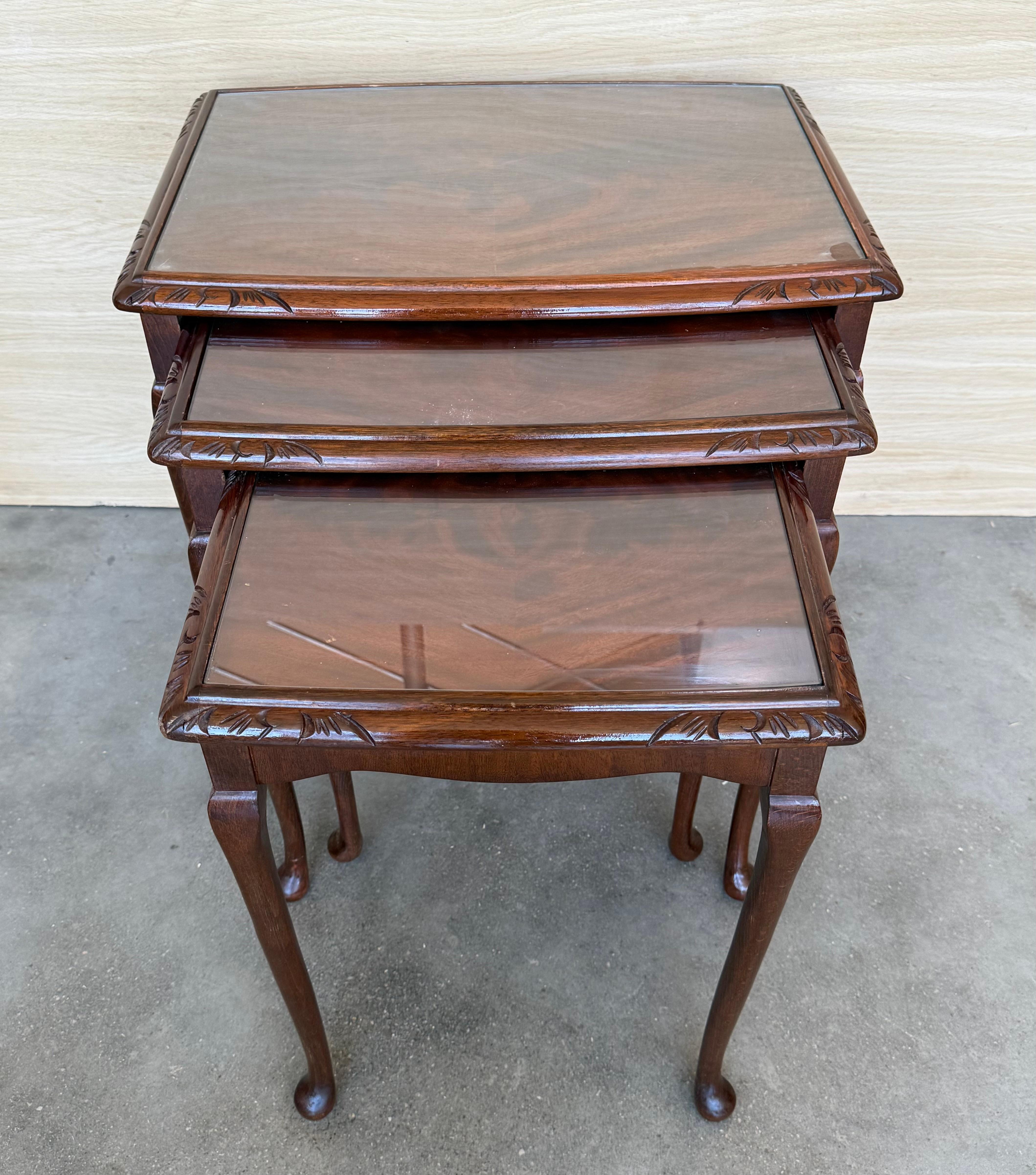 Set of Three Mahogany Nesting tables with Glass Top (20. Jahrhundert) im Angebot