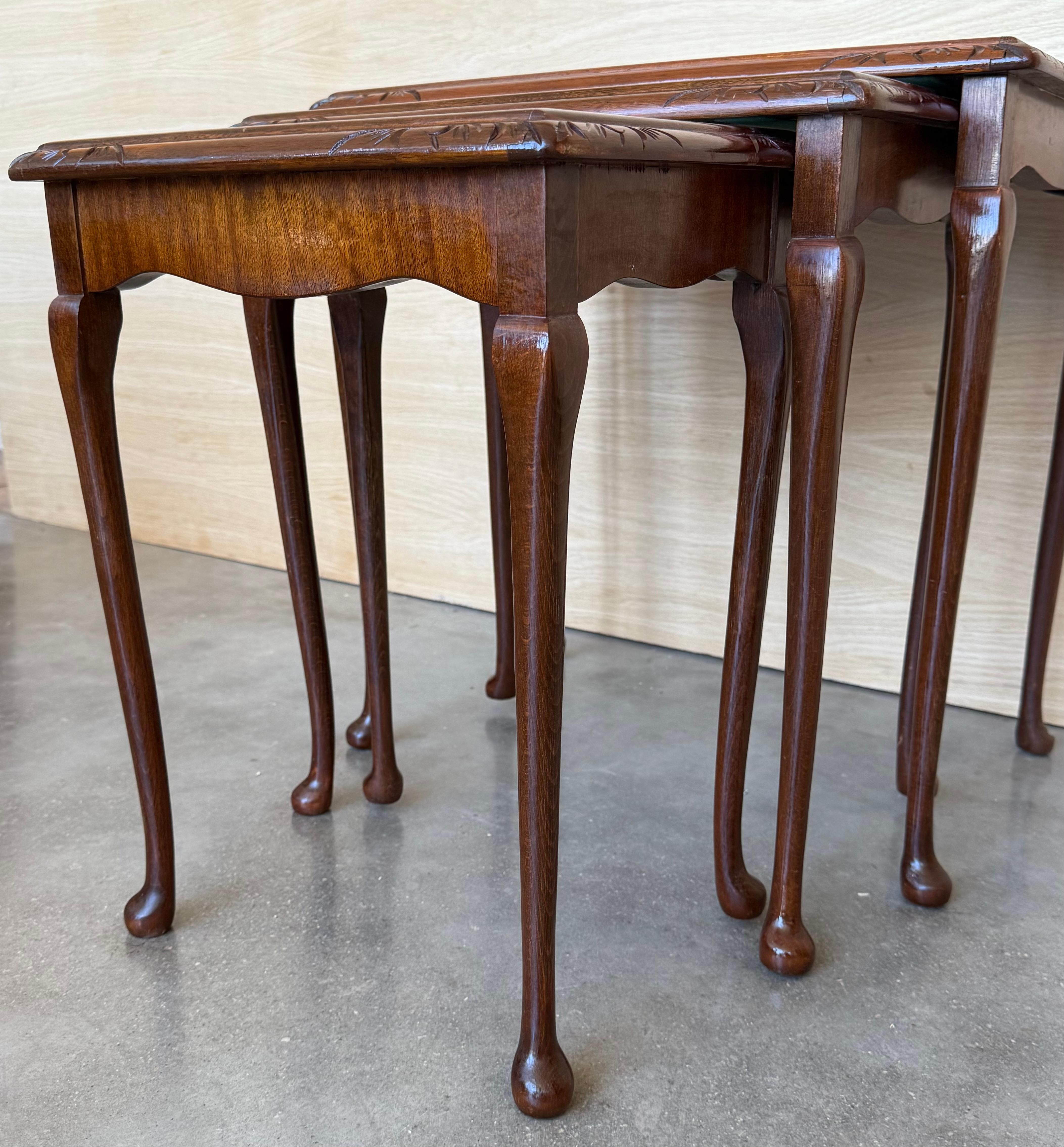 Set of Three Mahogany Nesting tables with Glass Top (Mahagoni) im Angebot