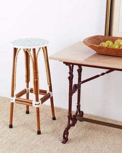 Ensemble de trois tabourets de bar bistro français en rotin Maison Gatti