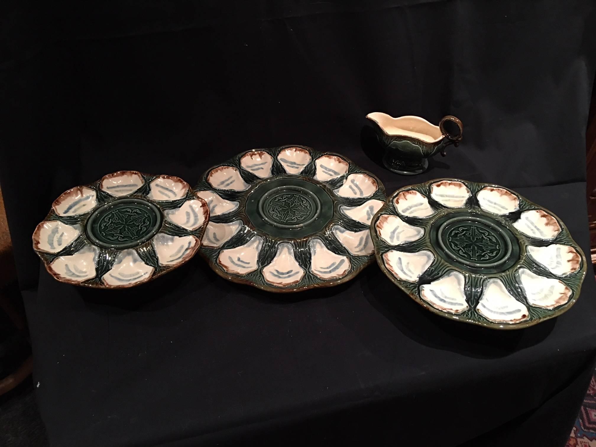 Set of Three Majolica Long Champ Oyster Platters and a Sauce Boat, 19th Century 1