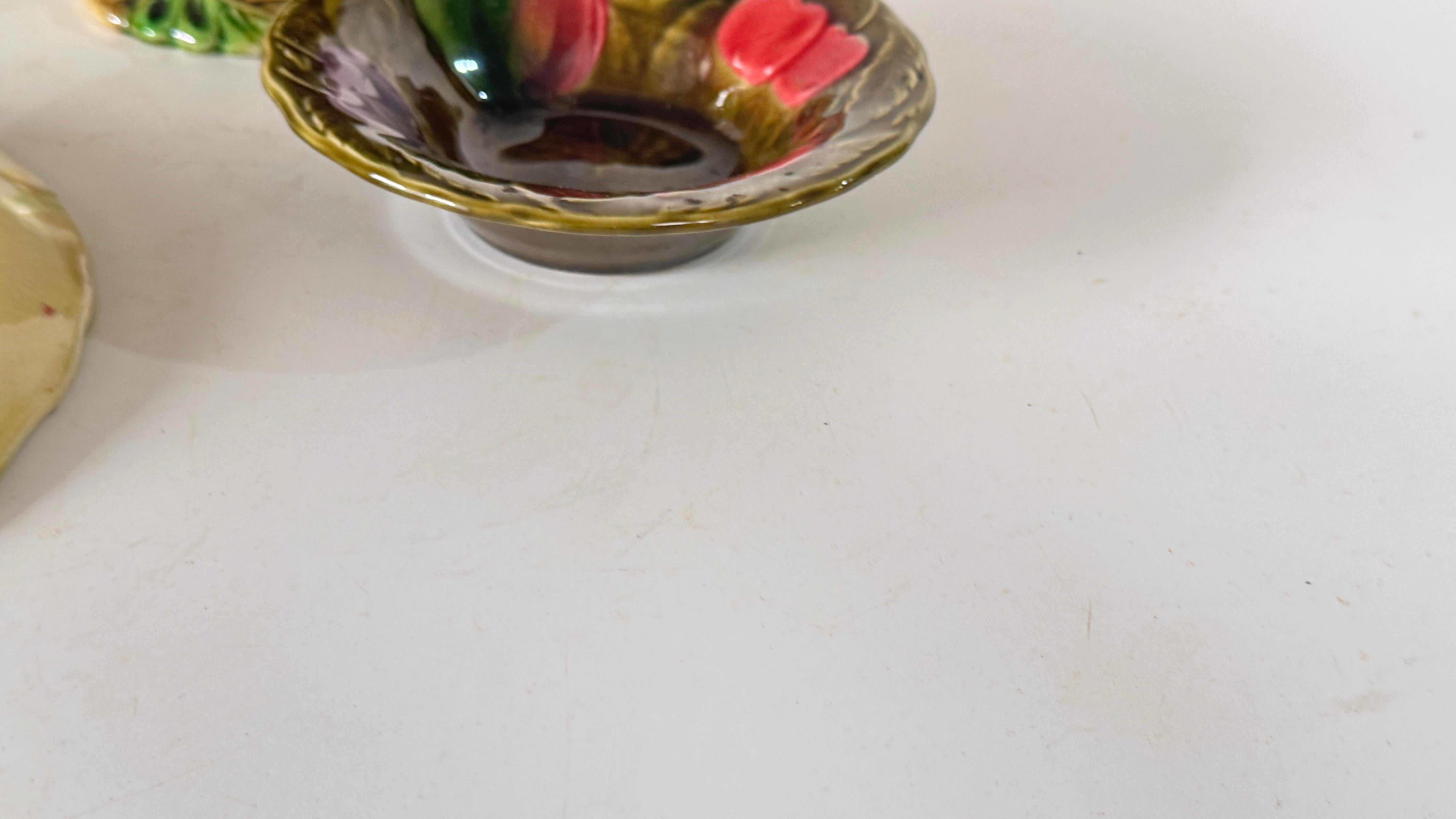 Satz von drei Majolika Pieces, 19. und 20. Jahrhundert, florale handgemalte Designs im Angebot 4