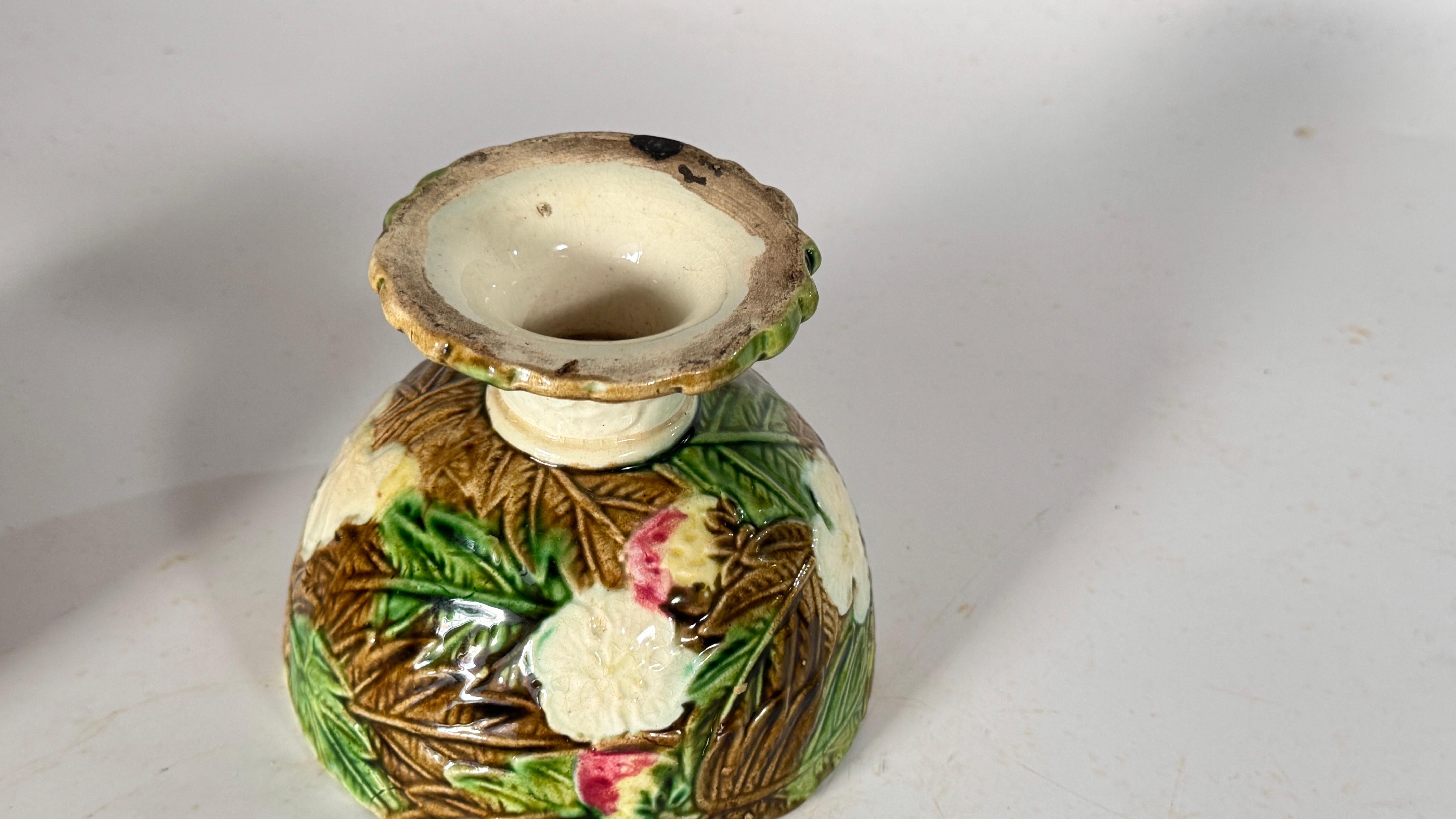 Satz von drei Majolika Pieces, 19. und 20. Jahrhundert, florale handgemalte Designs im Angebot 8