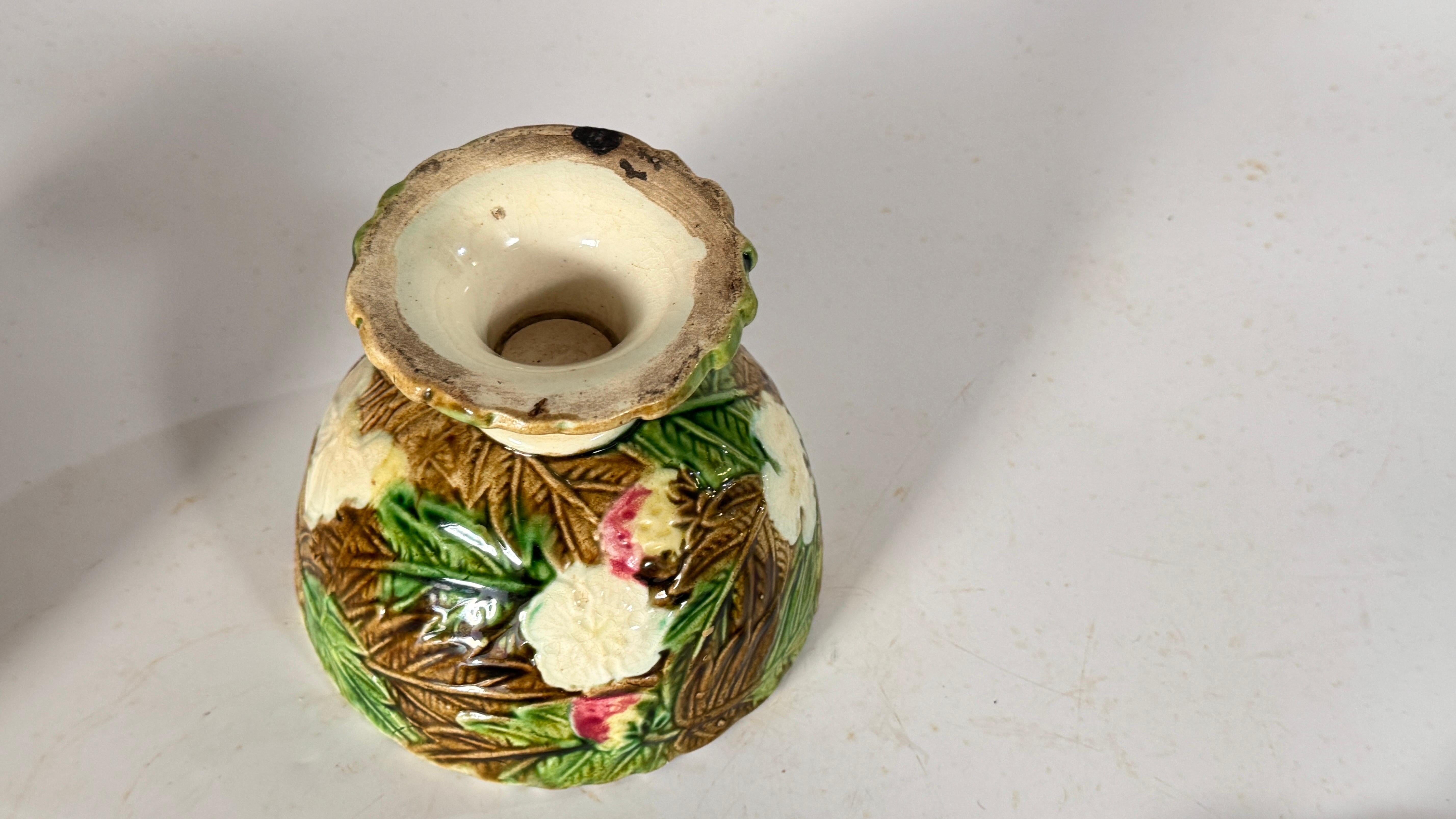 Satz von drei Majolika Pieces, 19. und 20. Jahrhundert, florale handgemalte Designs im Angebot 9