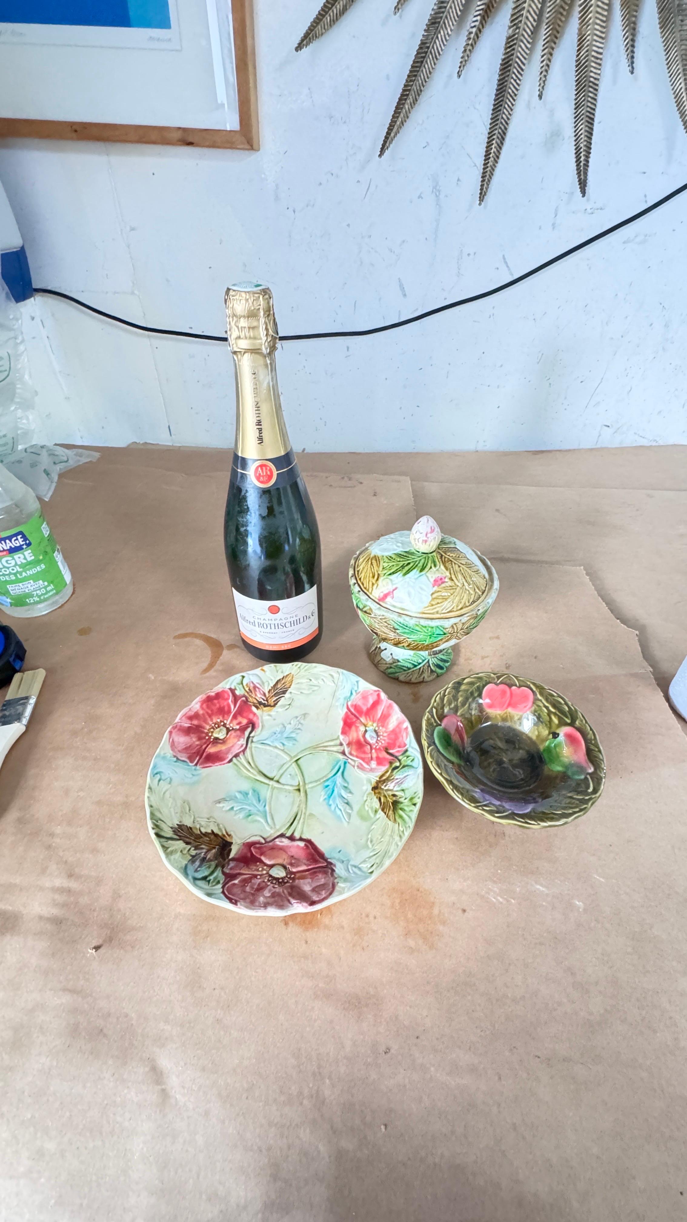 Satz von drei Majolika Pieces, 19. und 20. Jahrhundert, florale handgemalte Designs

Beschreibung:
Dieses schöne Set aus drei Majolika-Stücken, bestehend aus einer Zuckerdose, einem Teller und einem Schälchen, ist eine charmante Mischung aus