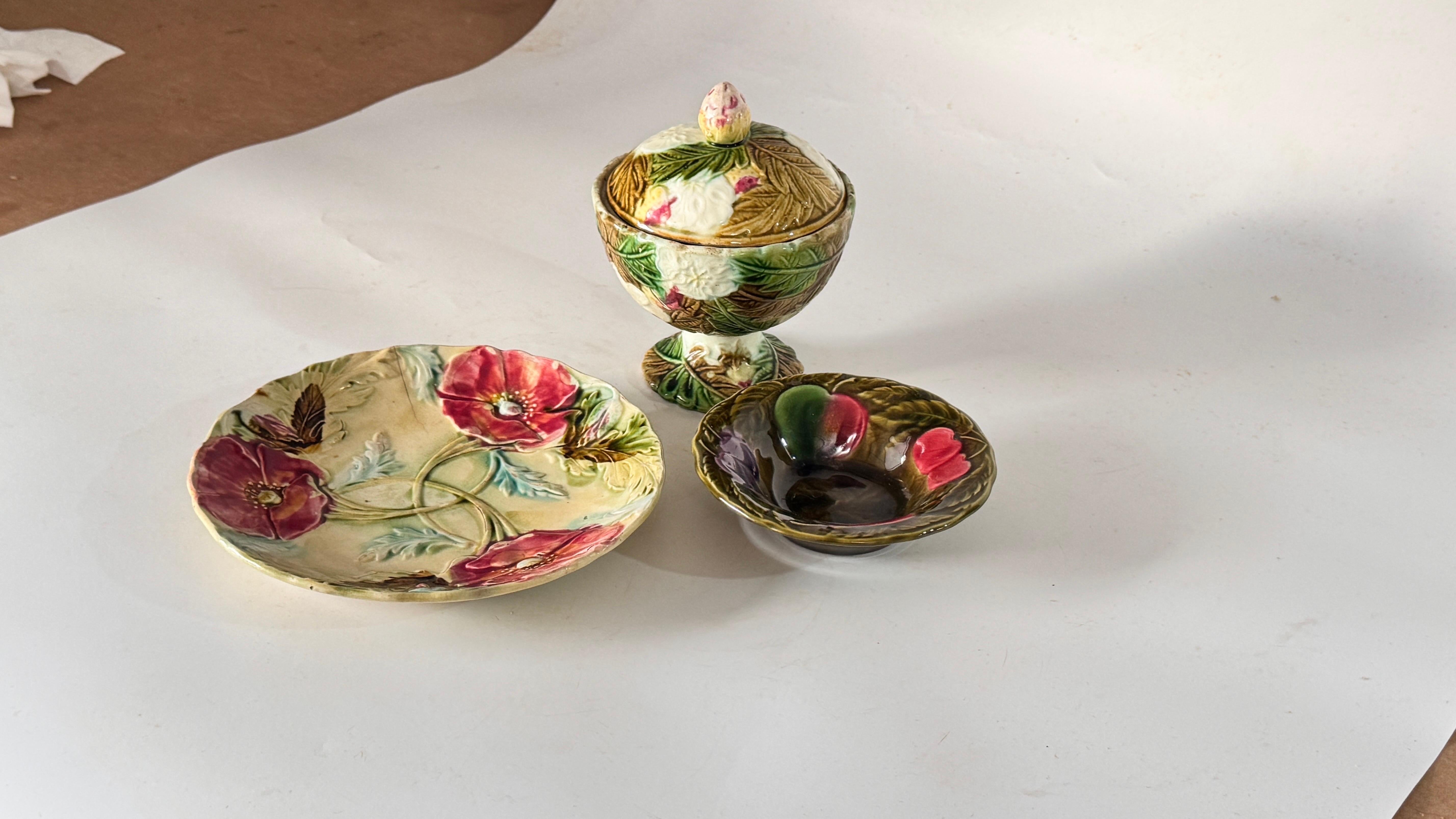 Satz von drei Majolika Pieces, 19. und 20. Jahrhundert, florale handgemalte Designs (Französisch) im Angebot