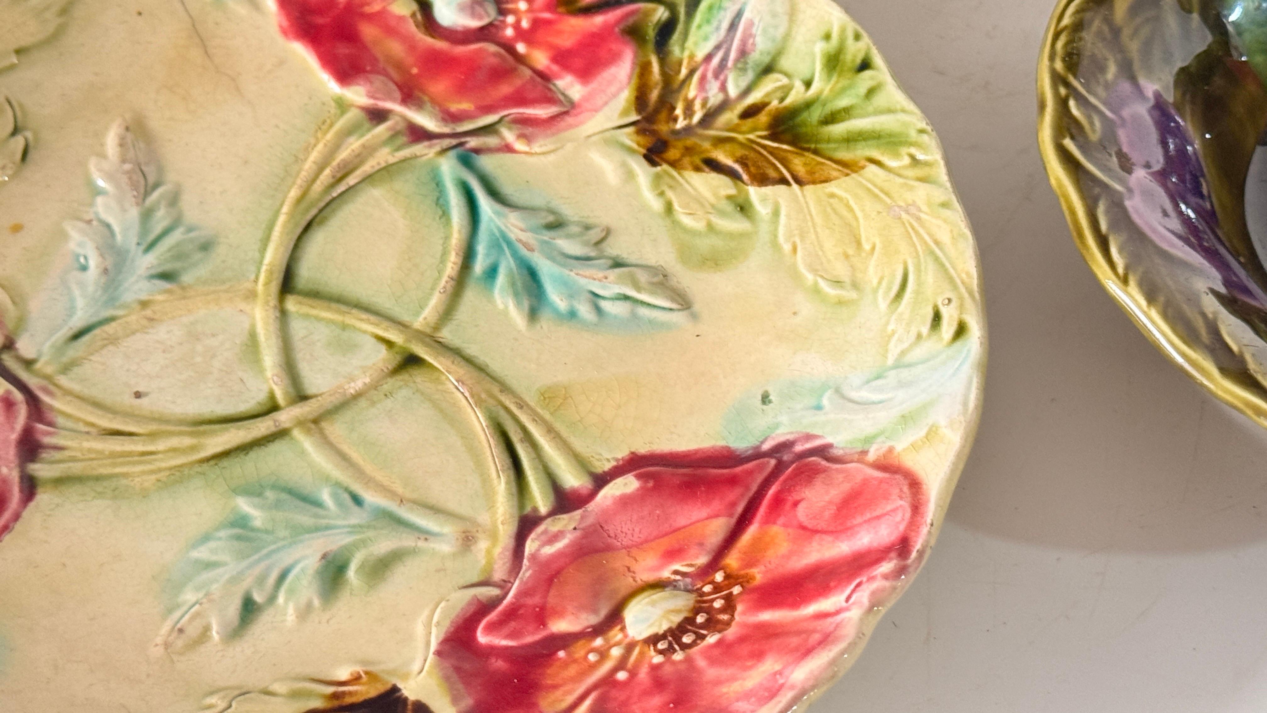 Satz von drei Majolika Pieces, 19. und 20. Jahrhundert, florale handgemalte Designs im Zustand „Relativ gut“ im Angebot in Auribeau sur Siagne, FR