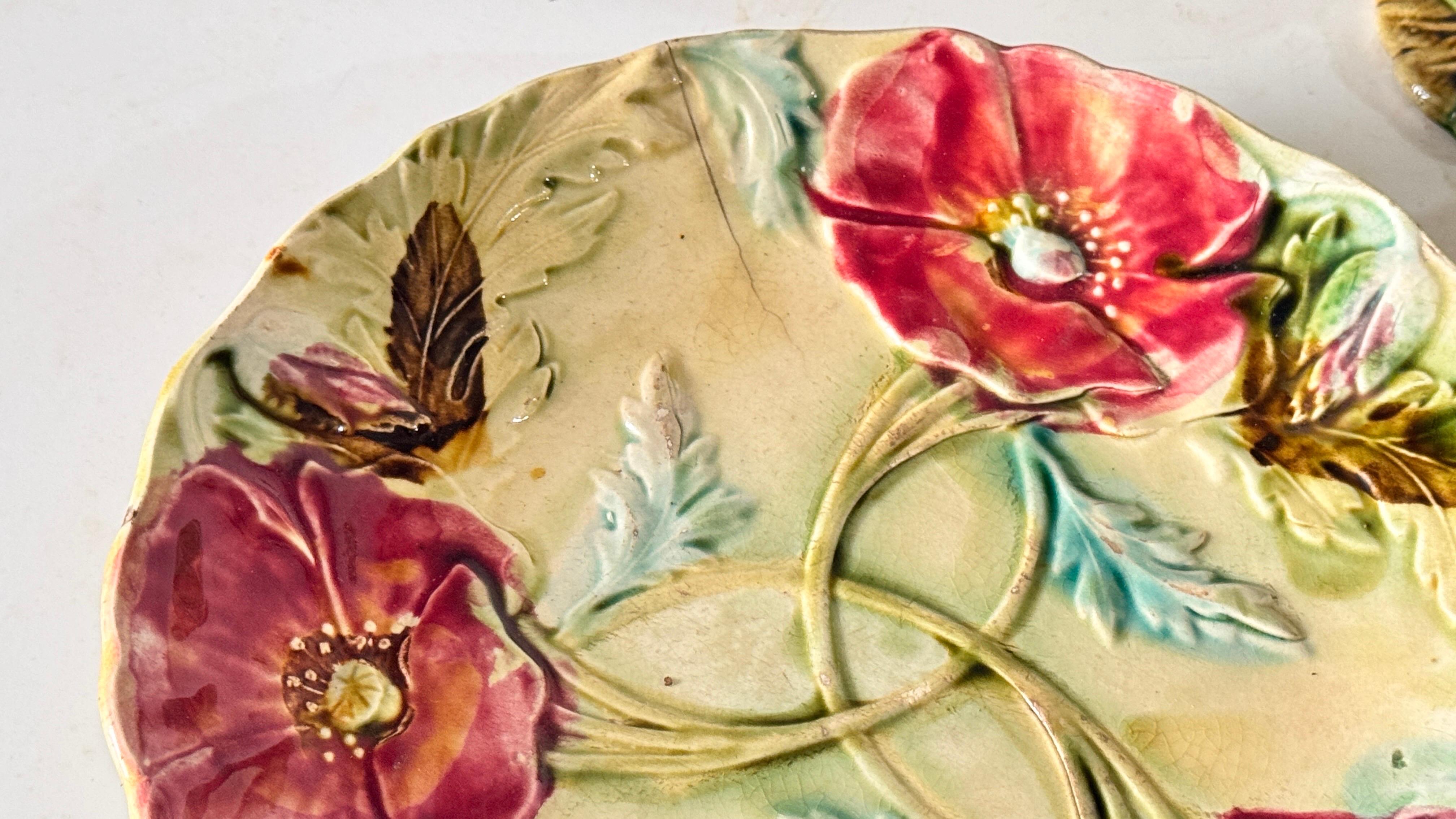 Satz von drei Majolika Pieces, 19. und 20. Jahrhundert, florale handgemalte Designs (19. Jahrhundert) im Angebot