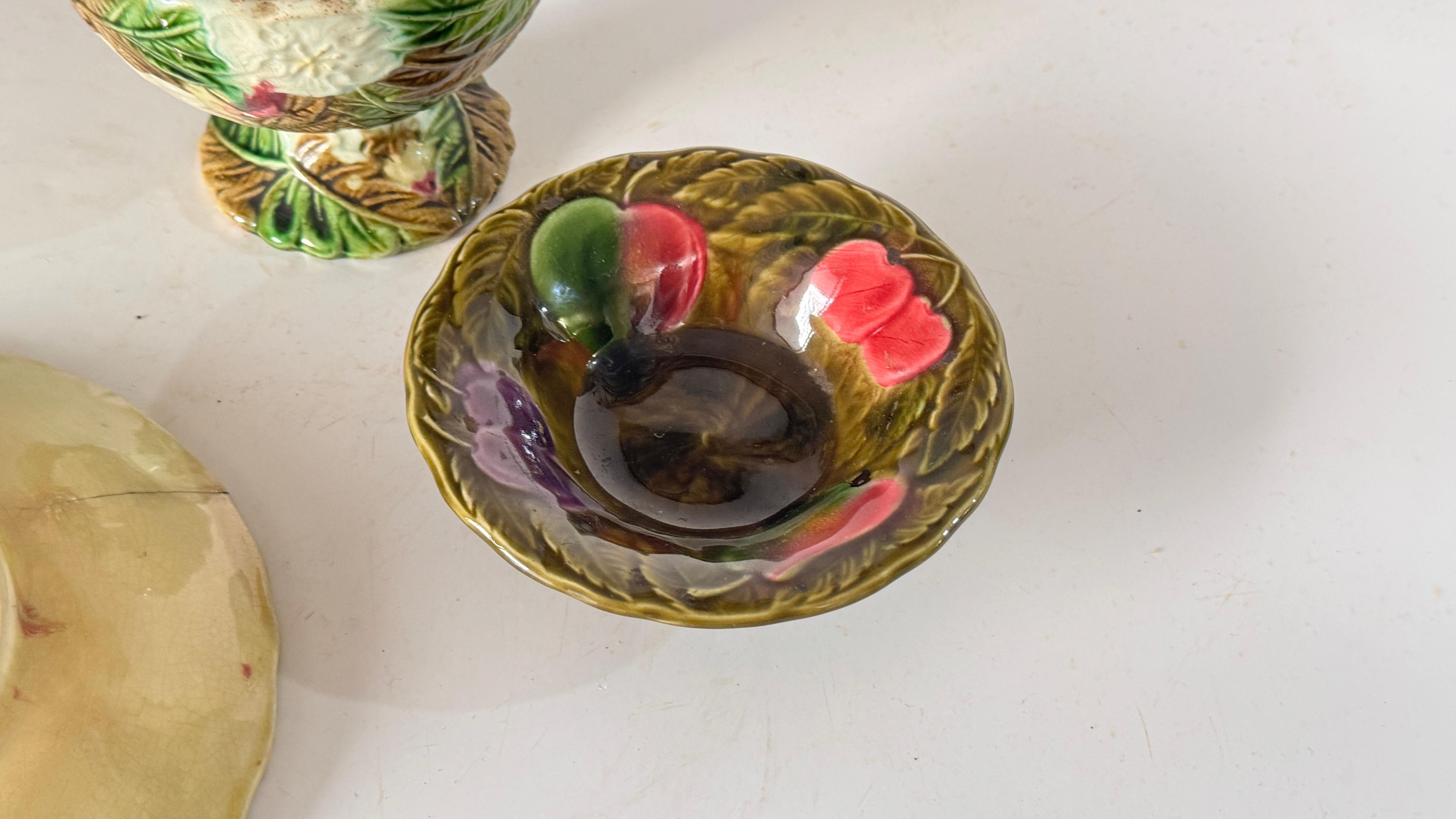Satz von drei Majolika Pieces, 19. und 20. Jahrhundert, florale handgemalte Designs im Angebot 1
