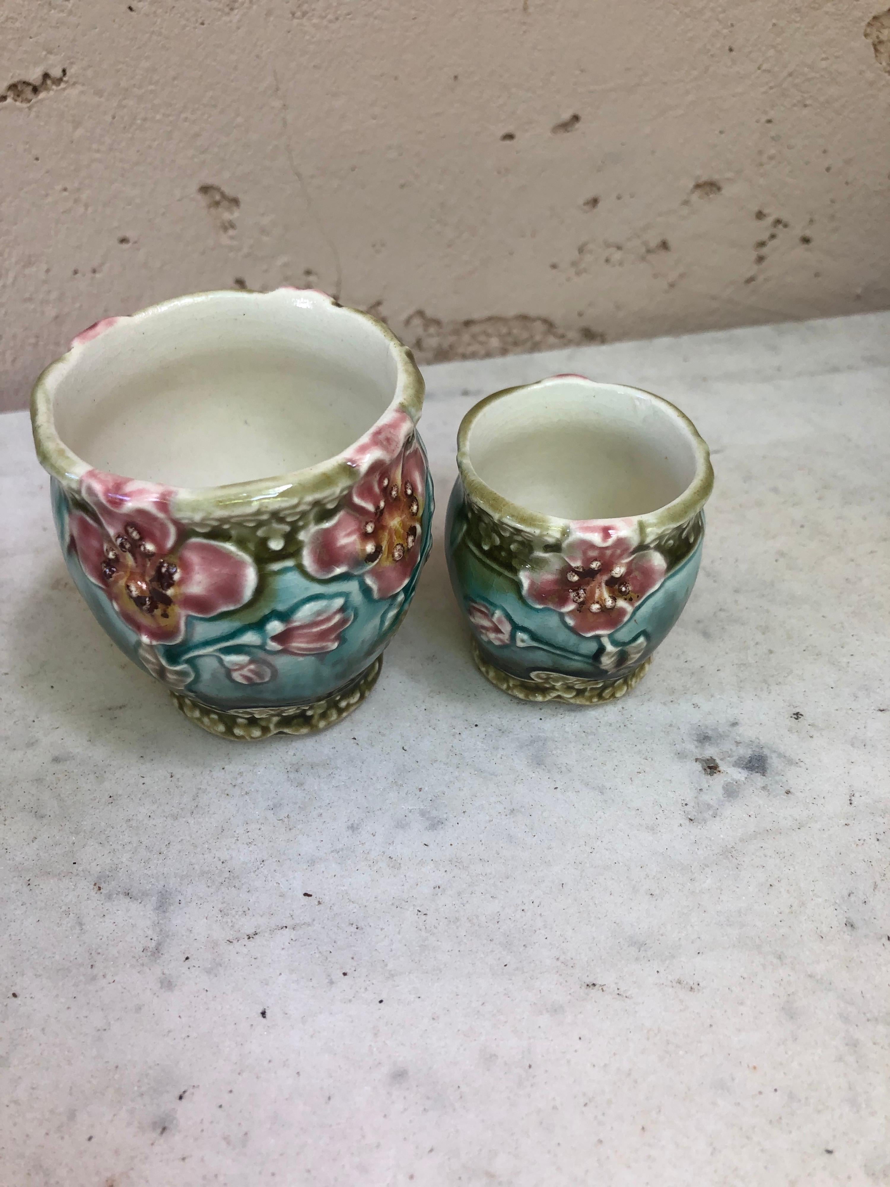 Set of Three Majolica Pots with Flowers Fives Lille Circa 1890 In Good Condition In Austin, TX