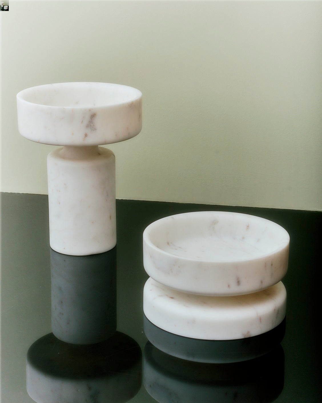 Set di tre vasi di marmi Mangiarotti di Angelo Mangiarotti, 1968
Progettata nel 1968 dall'architetto, scultore e designer italiano Angelo Mangiarotti, la collezione Marble reimmagina ciotole e vasi come opere d'arte elevate.

Ispirandosi alla