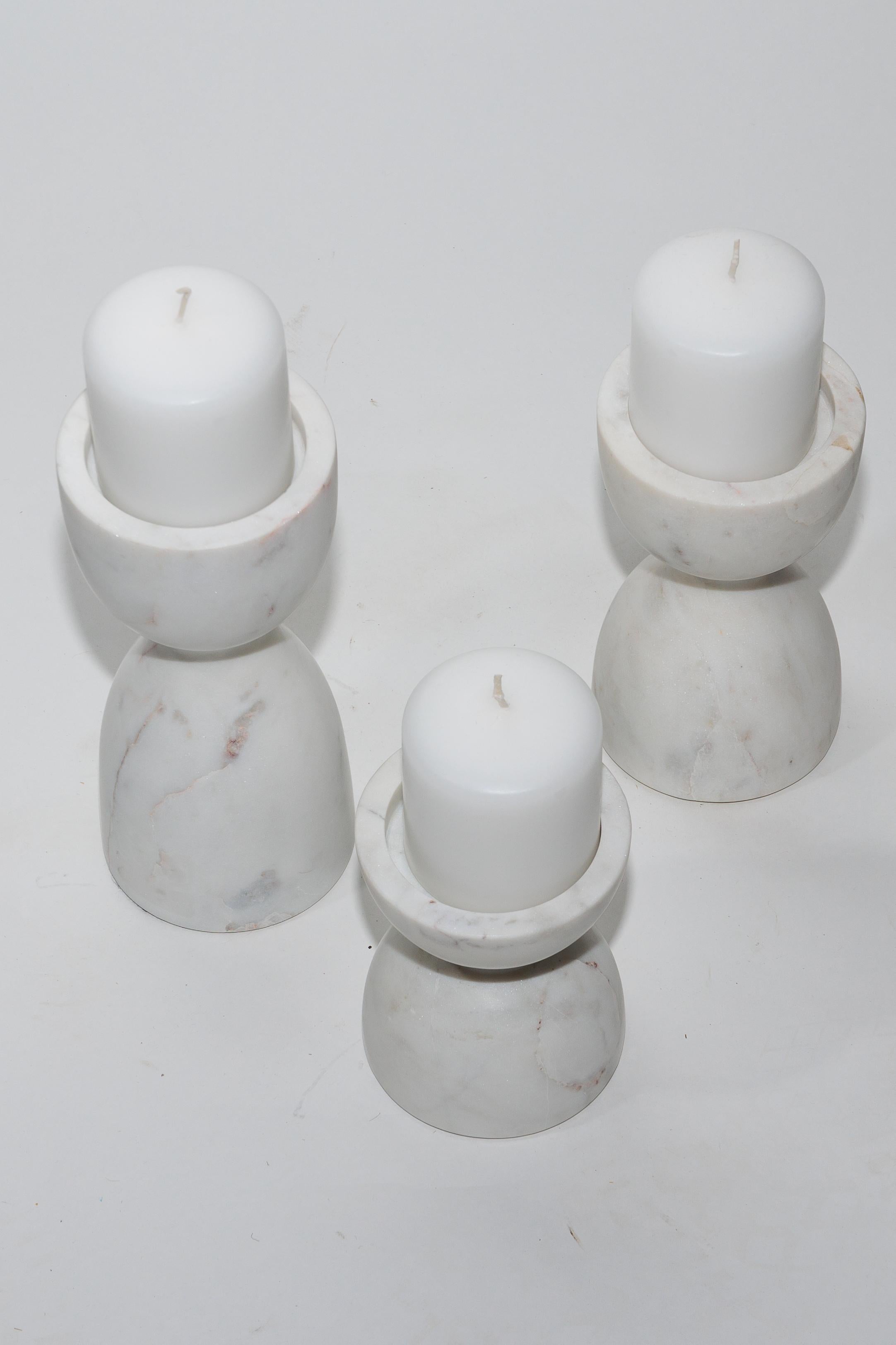 Set von drei Marmor-Kerzenhaltern (20. Jahrhundert) im Angebot