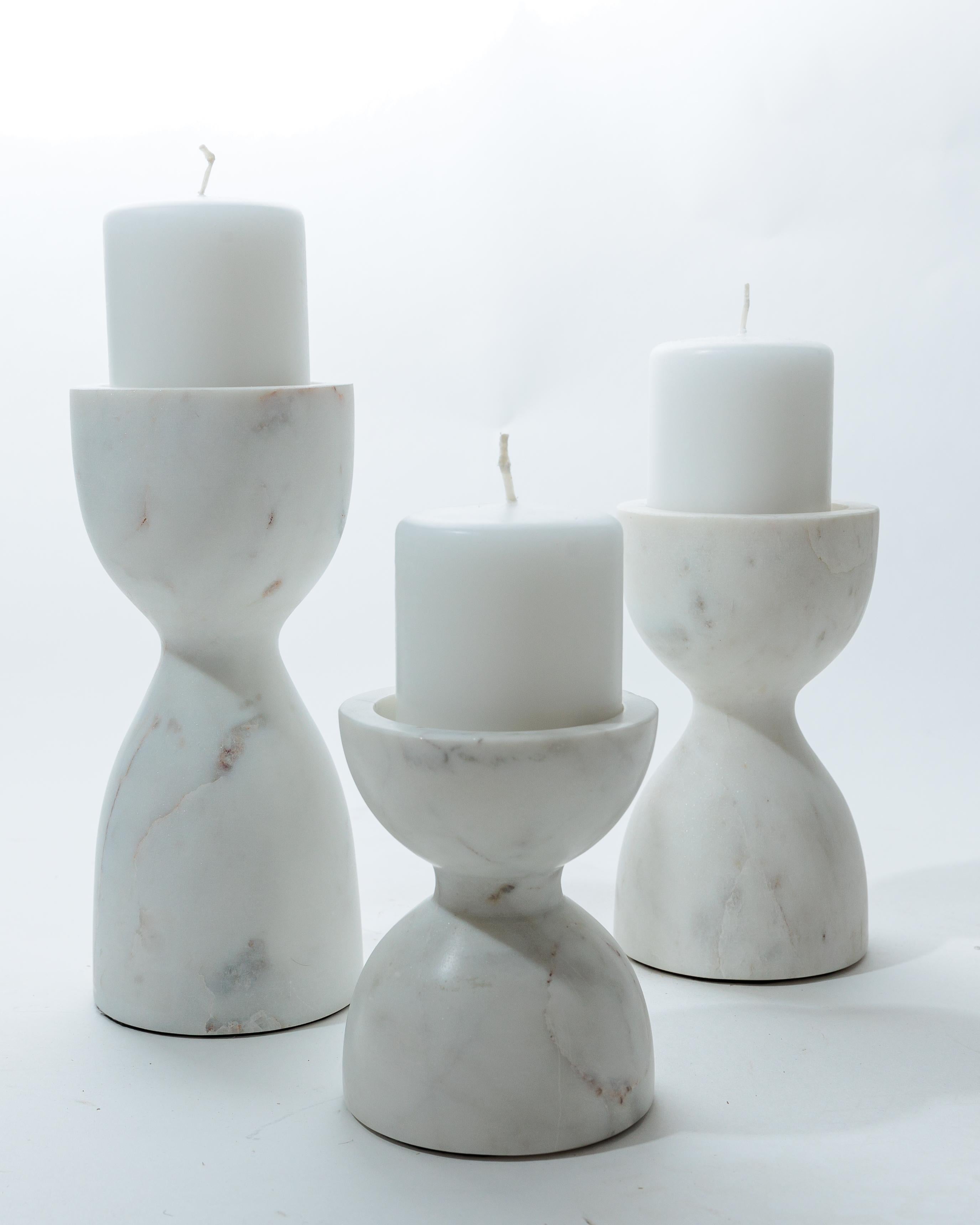 Ensemble de trois porte-bougies en marbre en vente 2