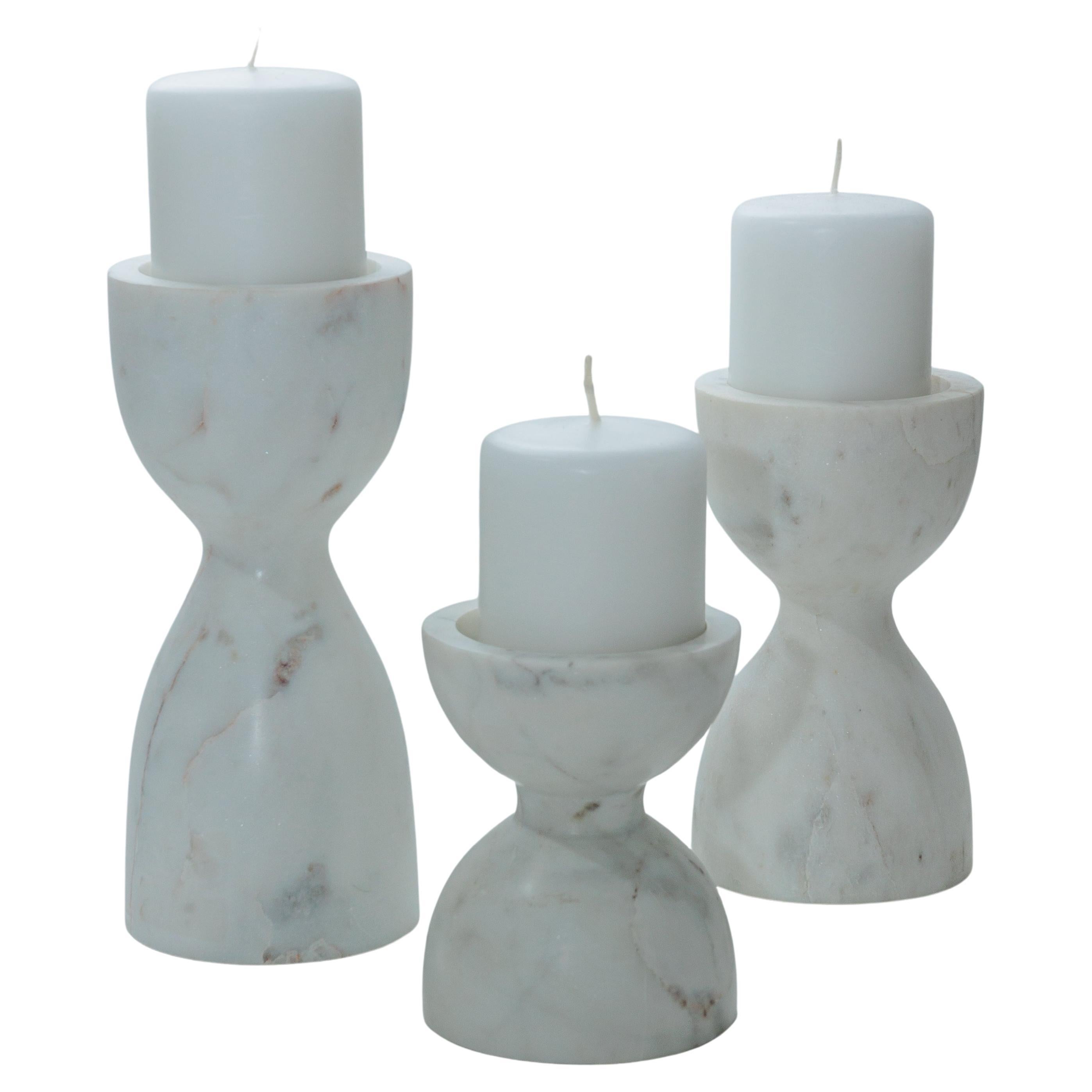 Ensemble de trois porte-bougies en marbre en vente