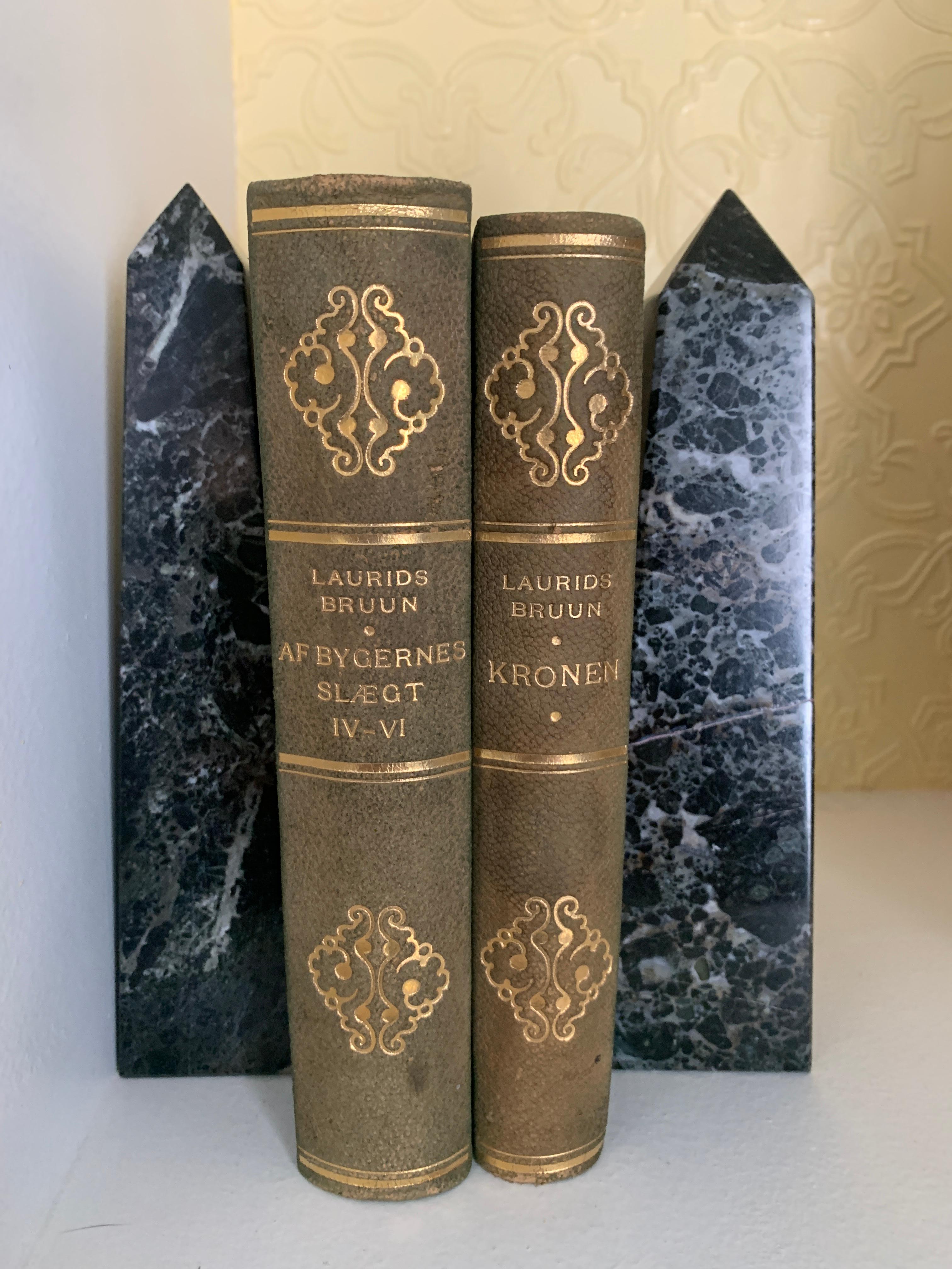 Ensemble de trois serre-livres obélisques en marbre poids papier Bon état - En vente à Los Angeles, CA
