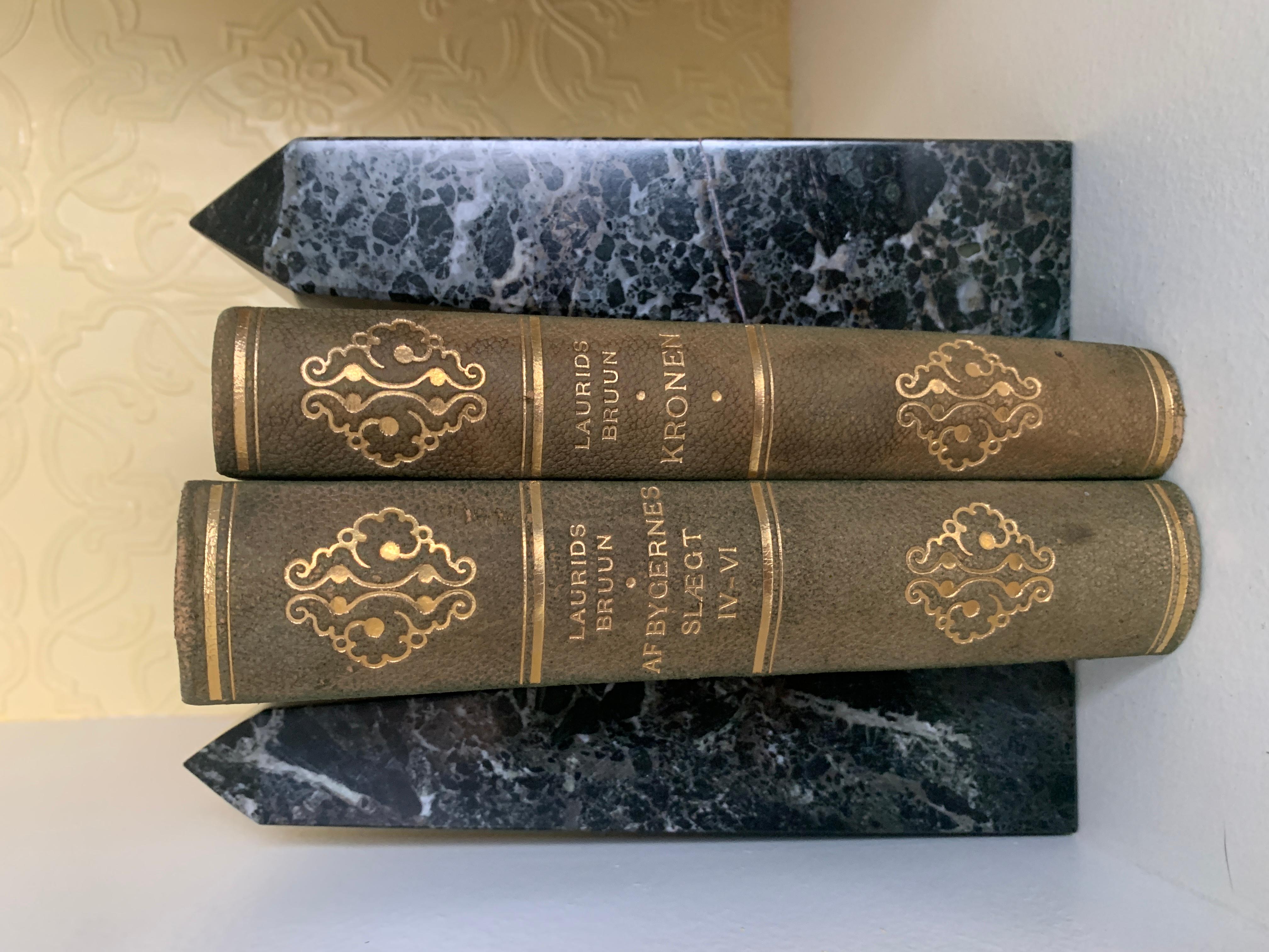 Ensemble de trois serre-livres obélisques en marbre poids papier en vente 2