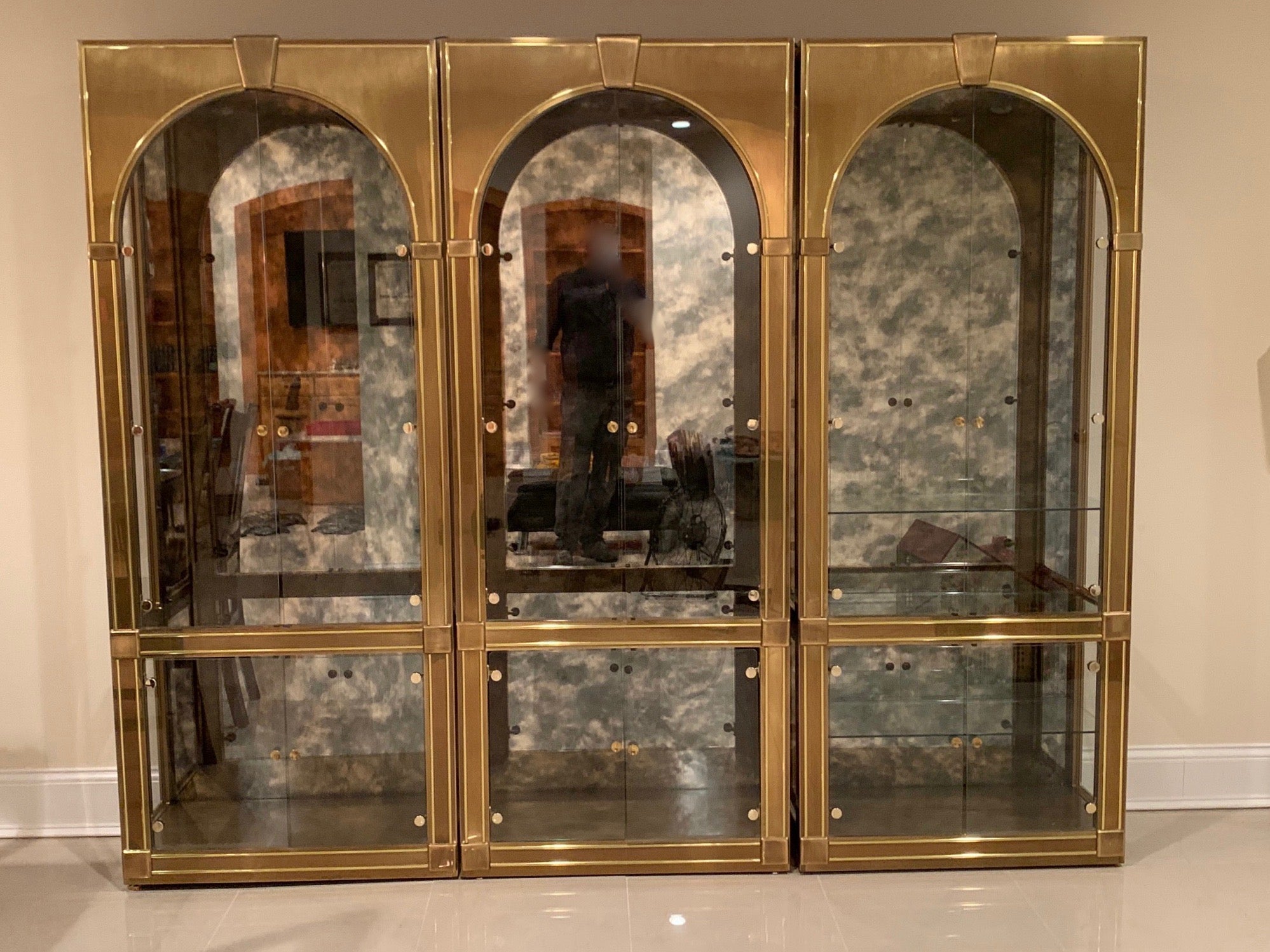 American Set of Three Mastercraft Hollywood Regency Brass Arch Front Displays, Vitrines