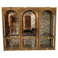 Ensemble de trois présentoirs et vitrines en laiton à arcades Mastercraft Hollywood Regency