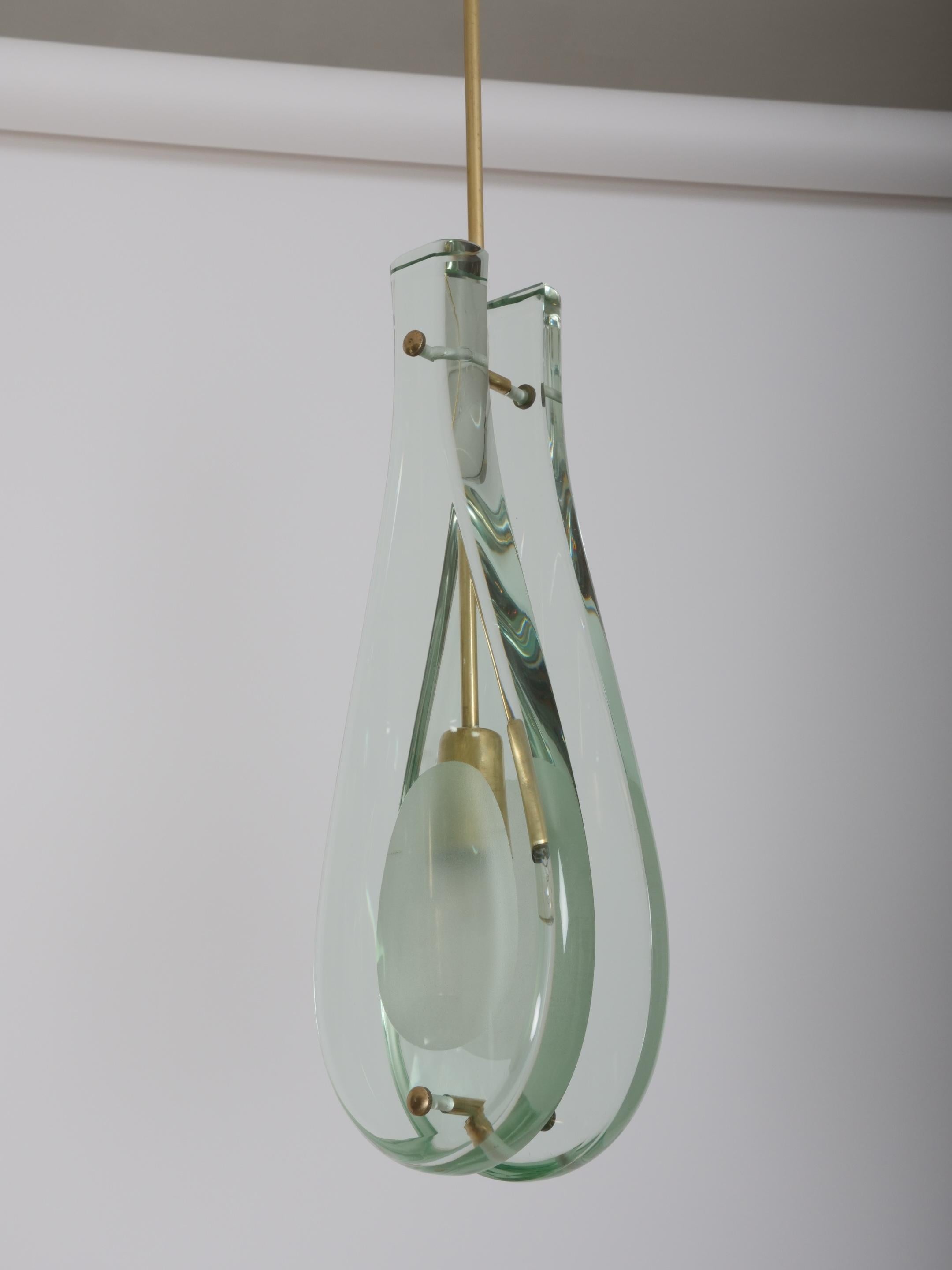 Dreiergruppe von Max Ingrand für Fontana Arte Pendelleuchten Modell 2259 (Messing) im Angebot