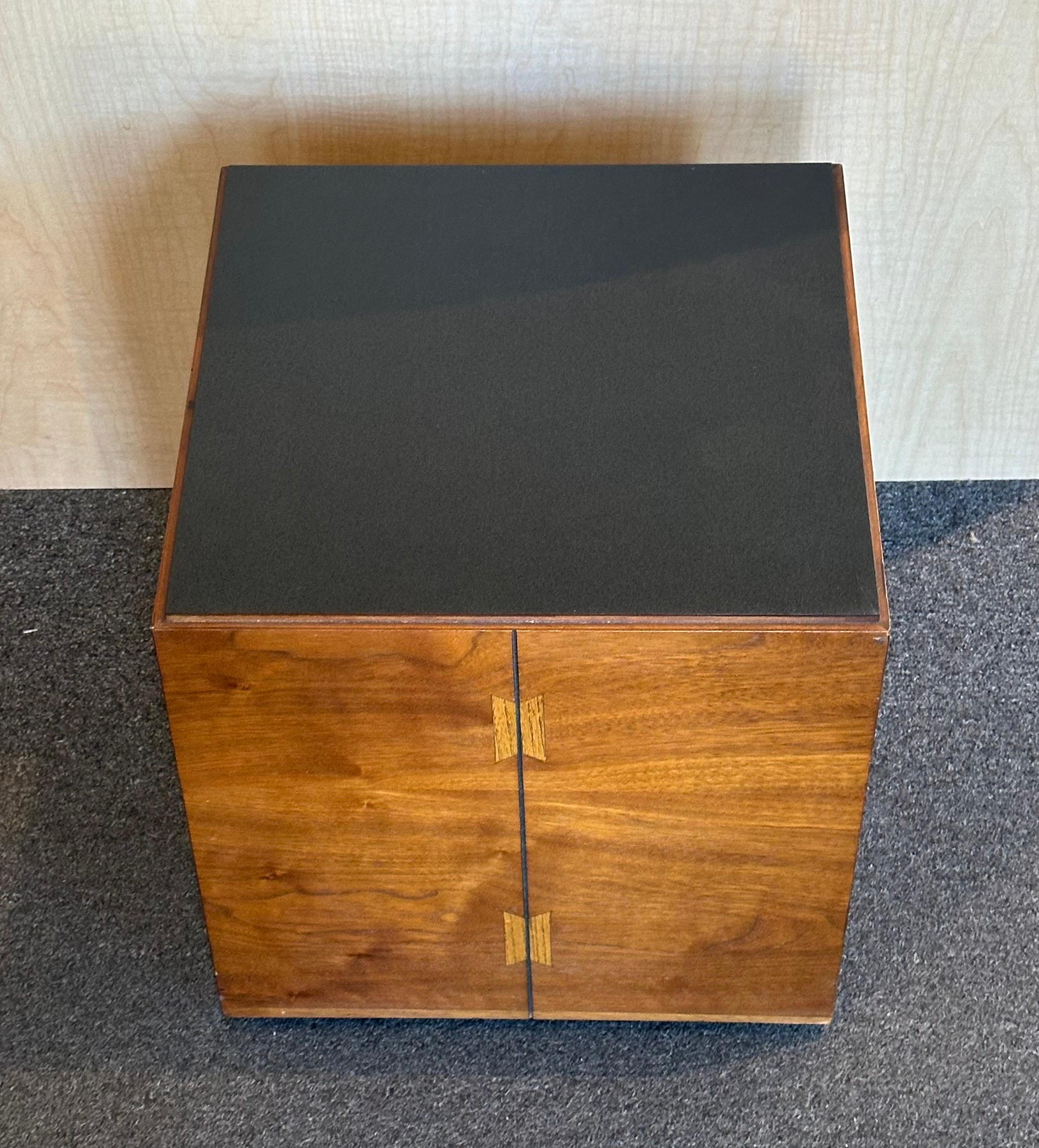 Ensemble de trois tables d'appoint à roulettes en noyer incrusté MCM par Andre Bus pour Lane Acclaim en vente 3