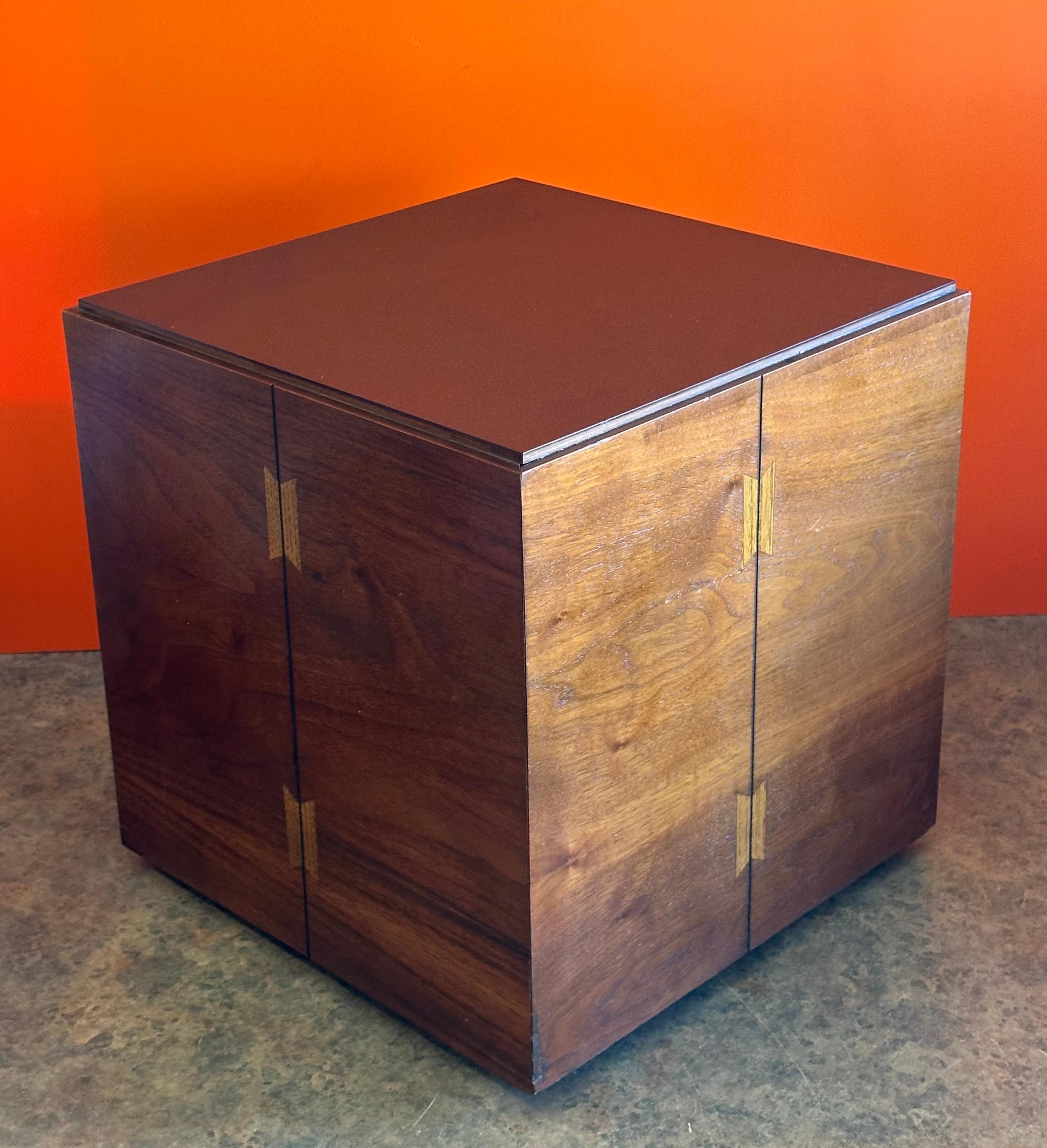 Ensemble de trois tables d'appoint à roulettes en noyer incrusté MCM par Andre Bus pour Lane Acclaim en vente 4