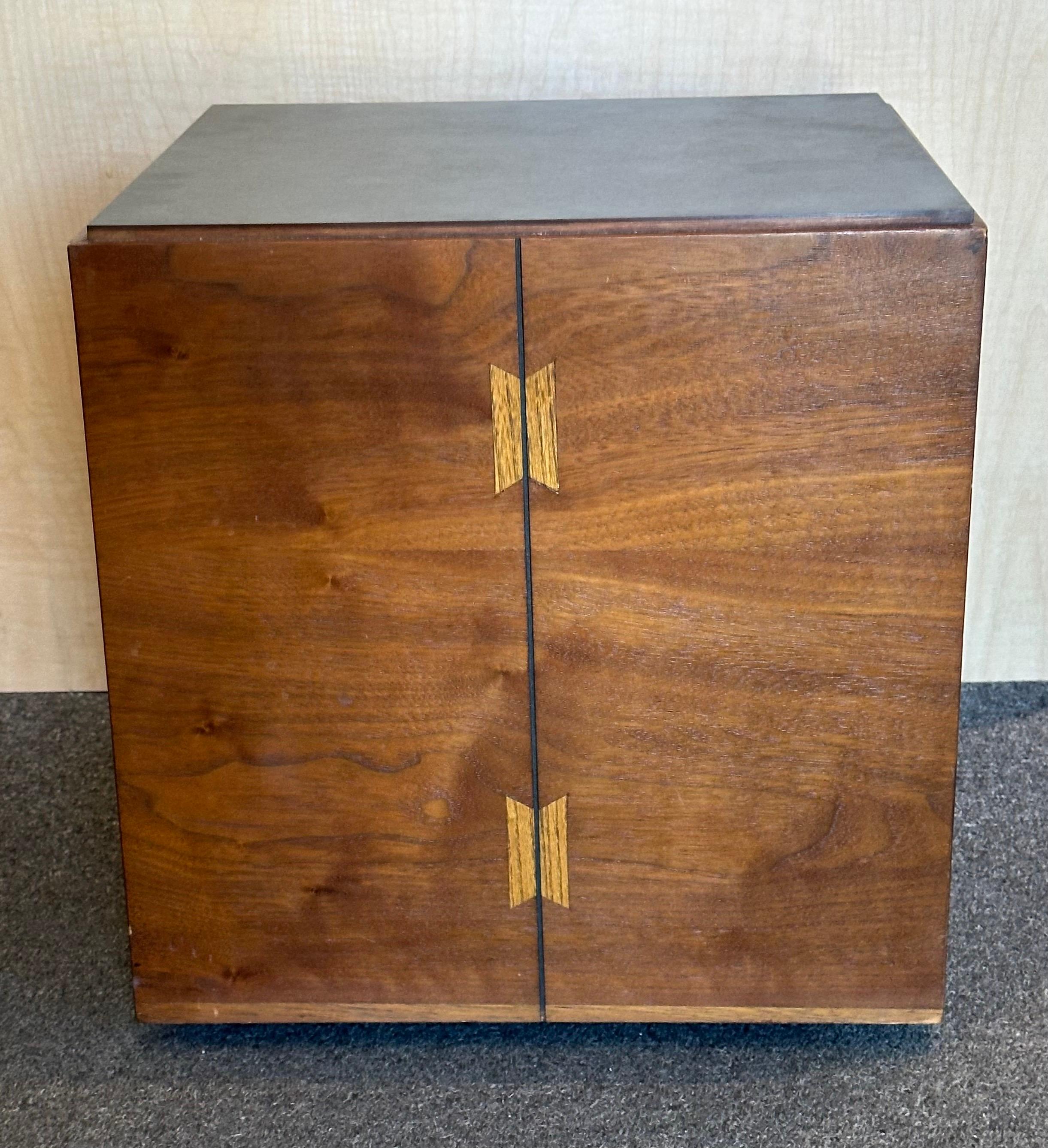 Ensemble de trois tables d'appoint à roulettes en noyer incrusté MCM par Andre Bus pour Lane Acclaim en vente 5