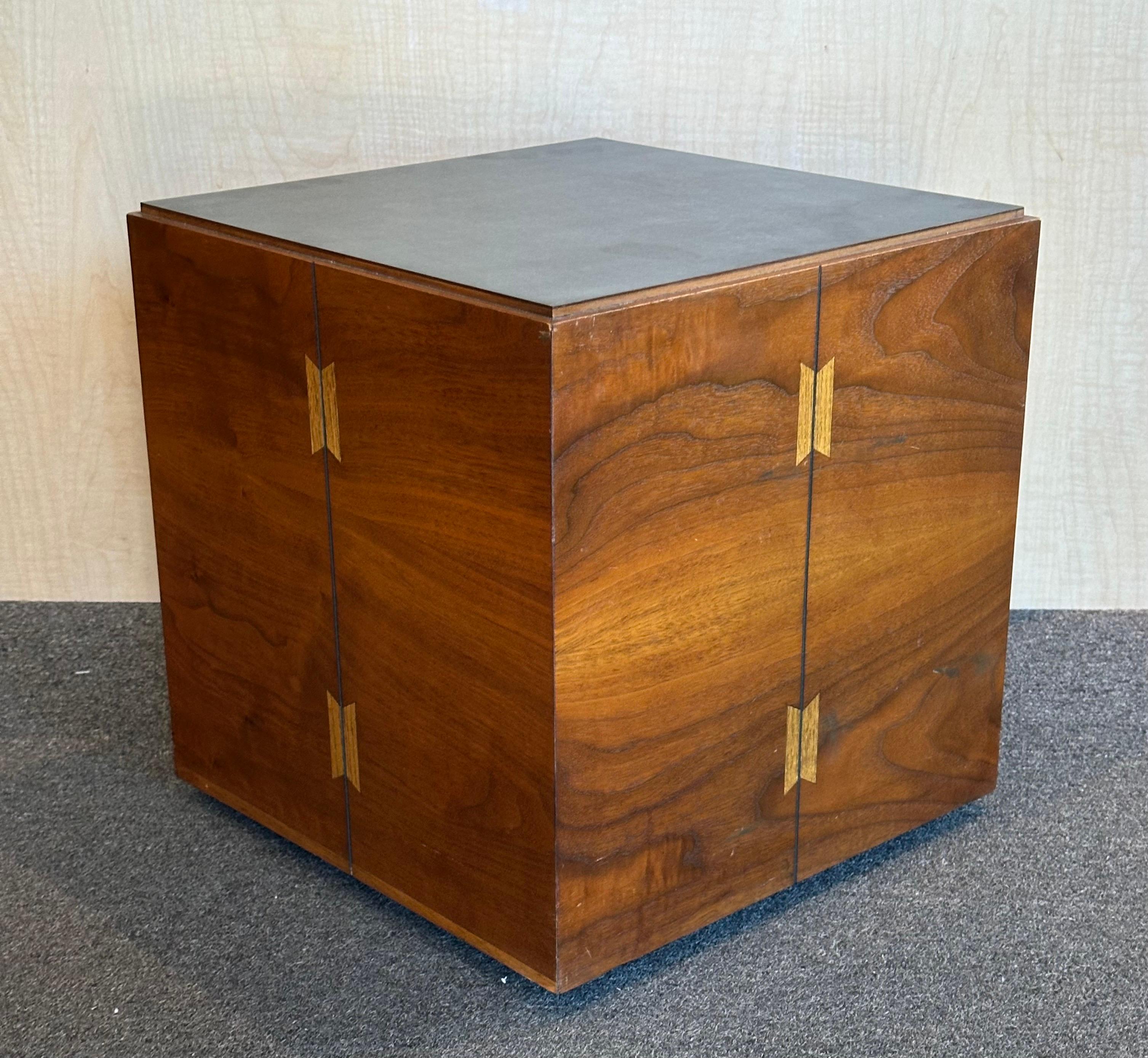 Ensemble de trois tables d'appoint à roulettes en noyer incrusté MCM par Andre Bus pour Lane Acclaim en vente 6