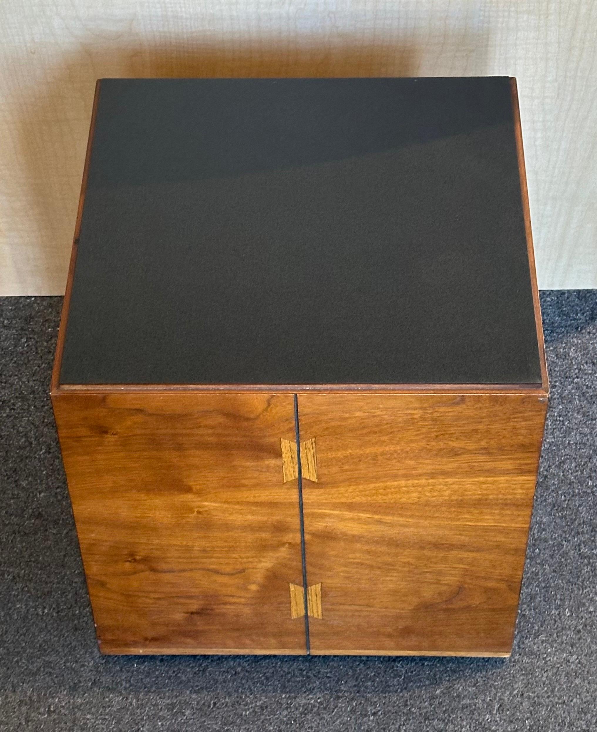 Ensemble de trois tables d'appoint à roulettes en noyer incrusté MCM par Andre Bus pour Lane Acclaim en vente 7